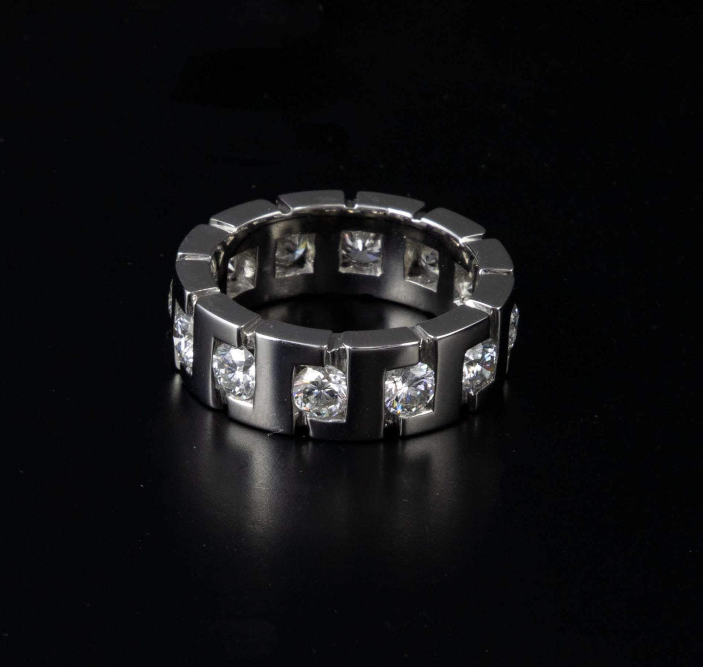 Alianza en oro blanco con 12 brillantes 3 cts. en total.