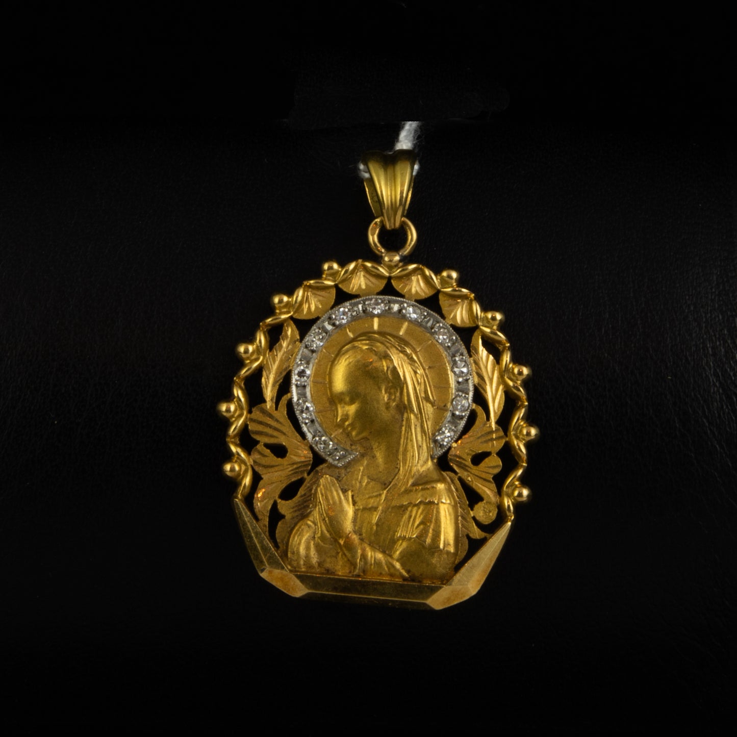Medalla oro, diamantes y porcelana.