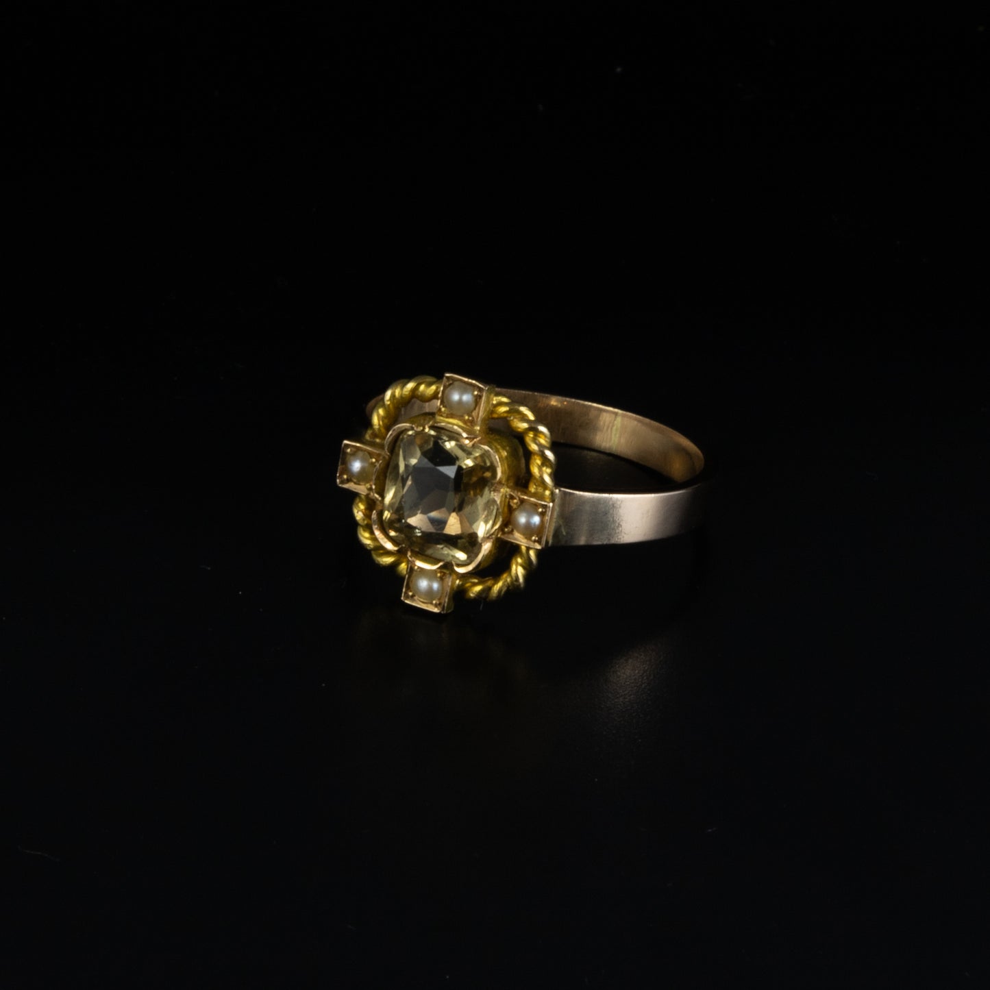 Anillo años 40 con citrino y perlitas en oro amarillo.
