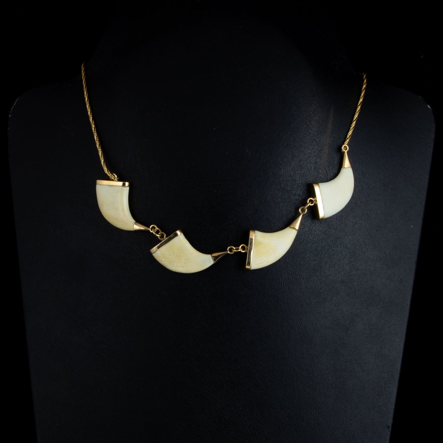 Gargantilla en oro amarillo con colmillos de marfilina.