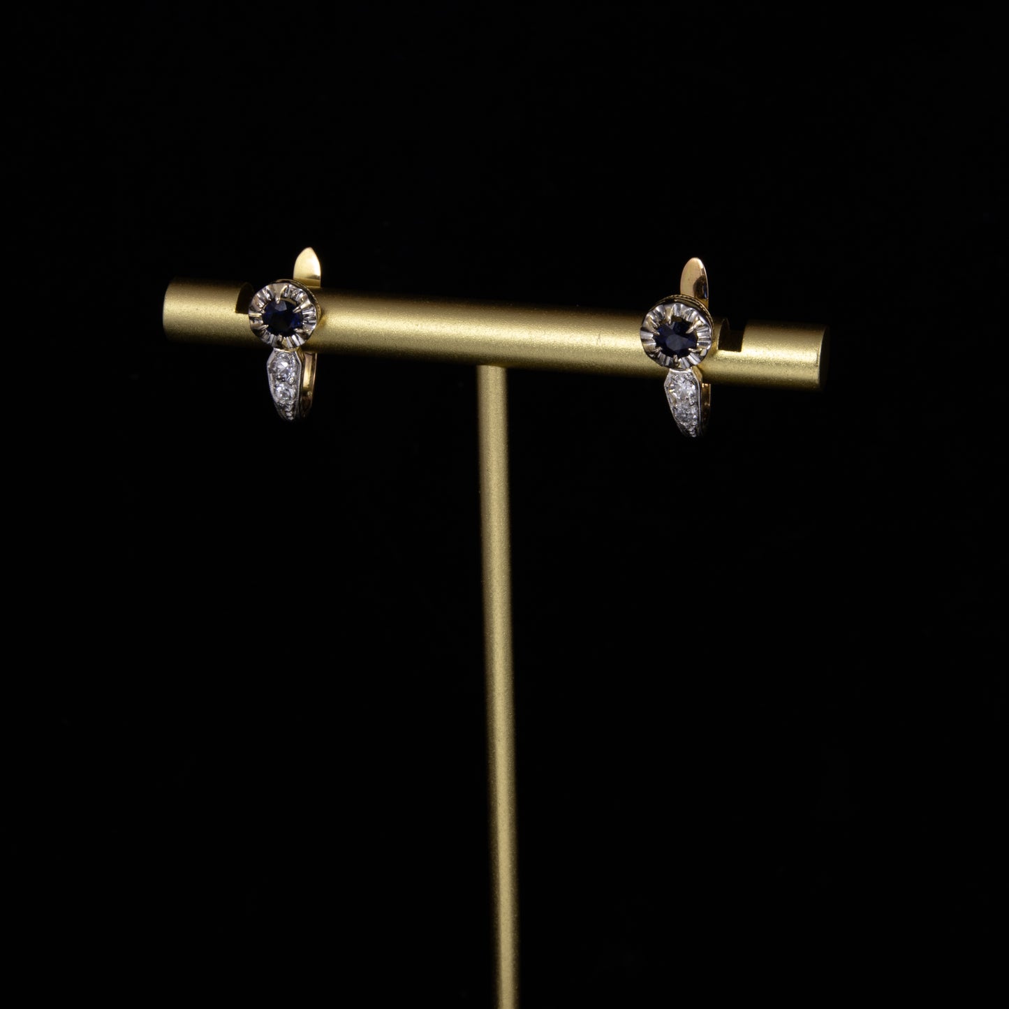 Pendientes antic, zafiros, diamantes talla antigua y cierre catalán.
