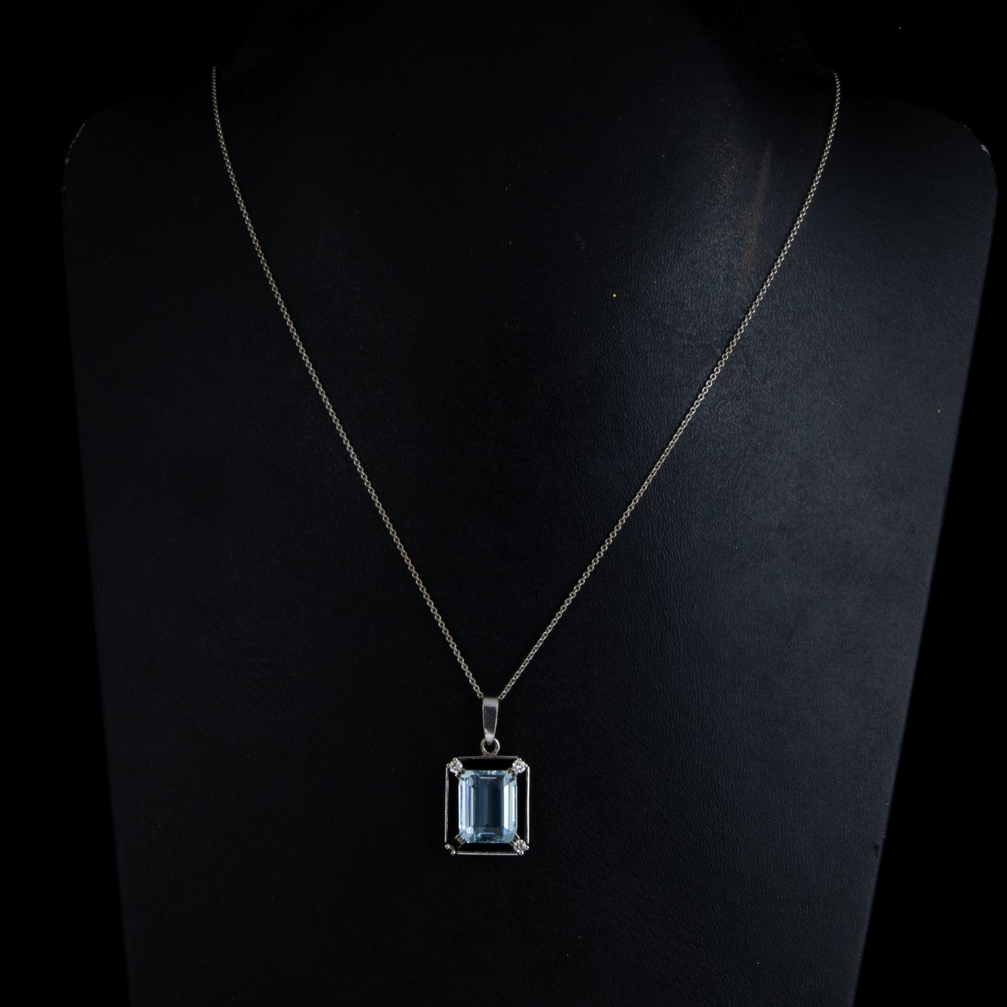 Cadena en oro blanco con colgante con aguamarina, esmalte y diamante.