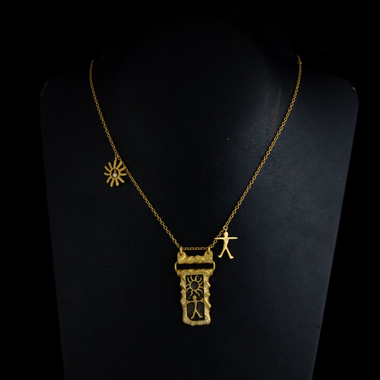 Collar en oro amarillo con colgantes etnicos y diamantes. Marca Fibula.