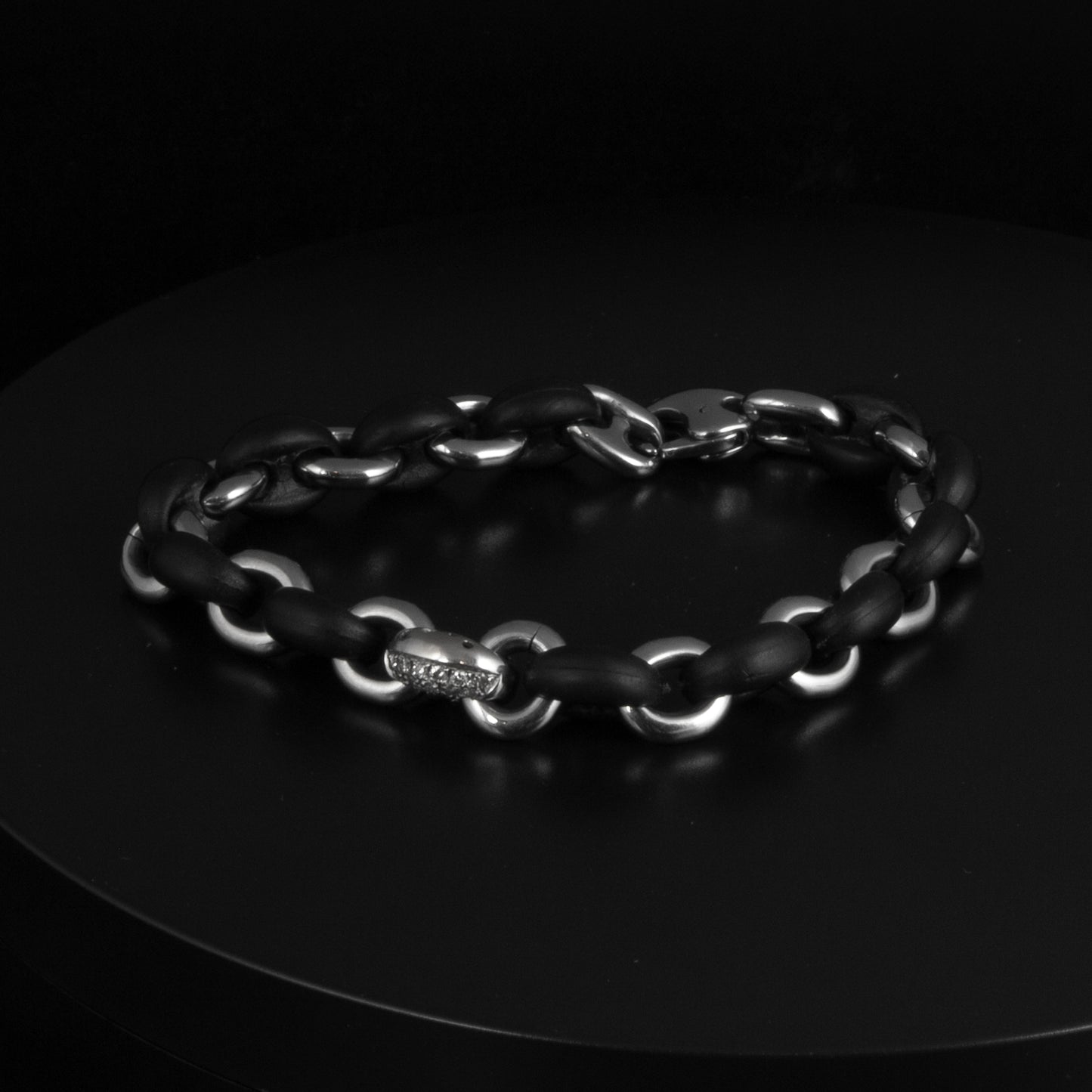 Pulsera de caballero de calabrotes de caucho y acero con un eslabón de acero y brillantes blancos de Rabat. Medida total de 17cm.