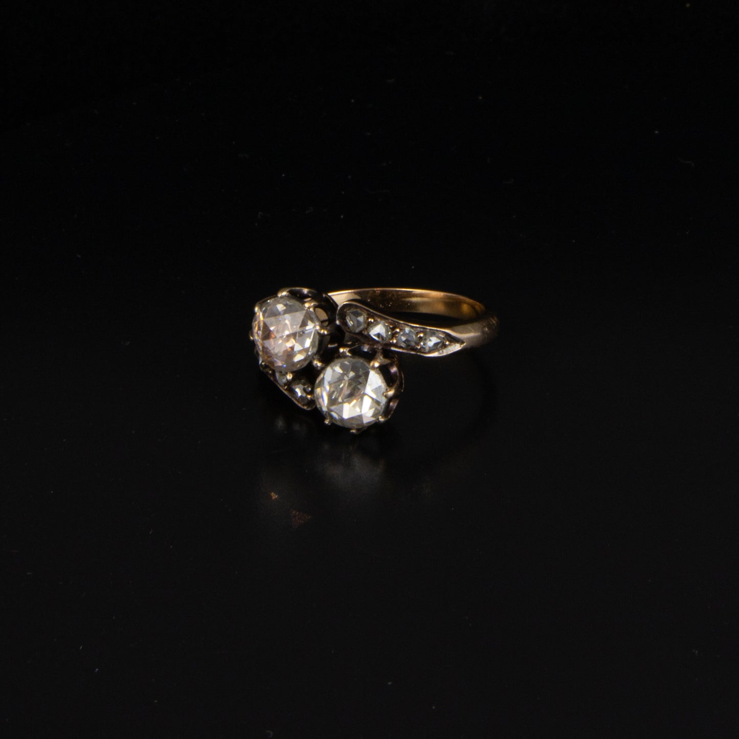 Anillo tu y yo, en oro amarillo con diamantes talla mina.