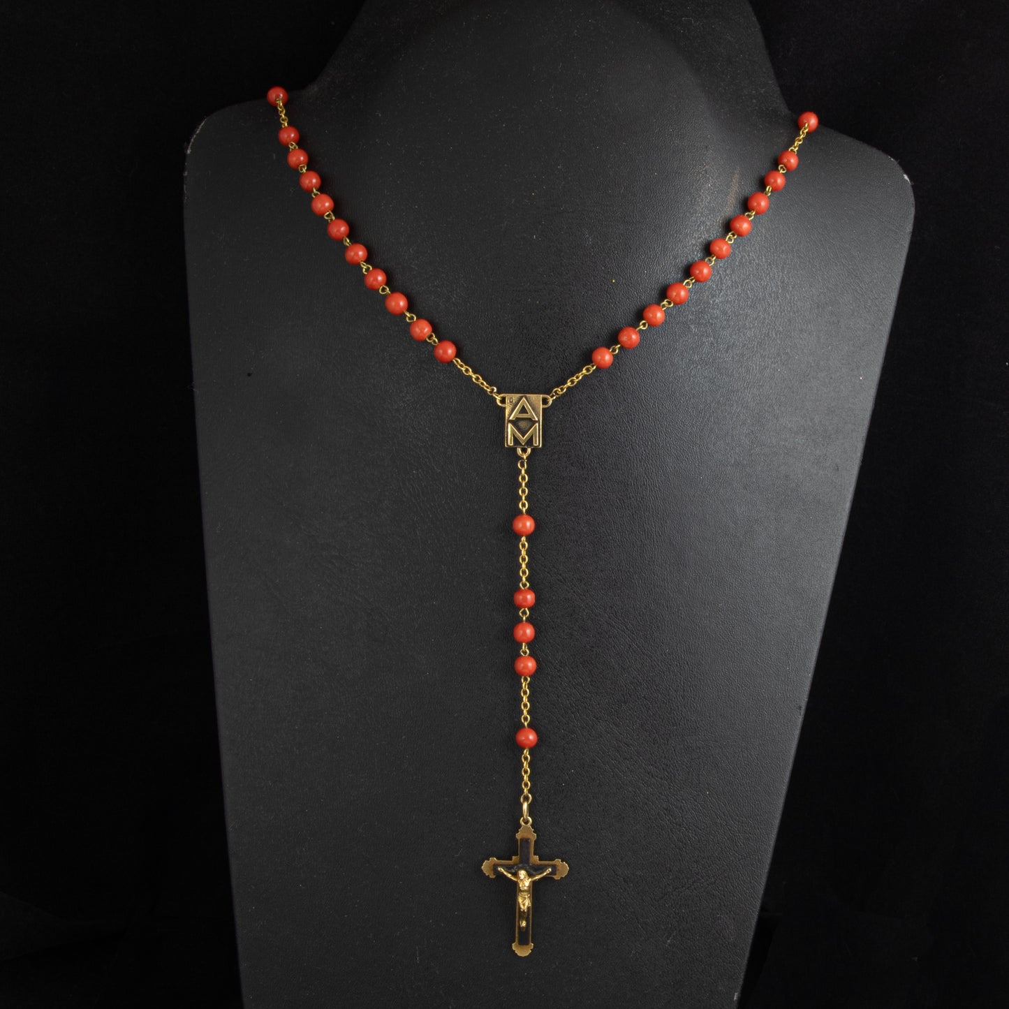 Collar inspiración rosario en oro amarillo y coral.