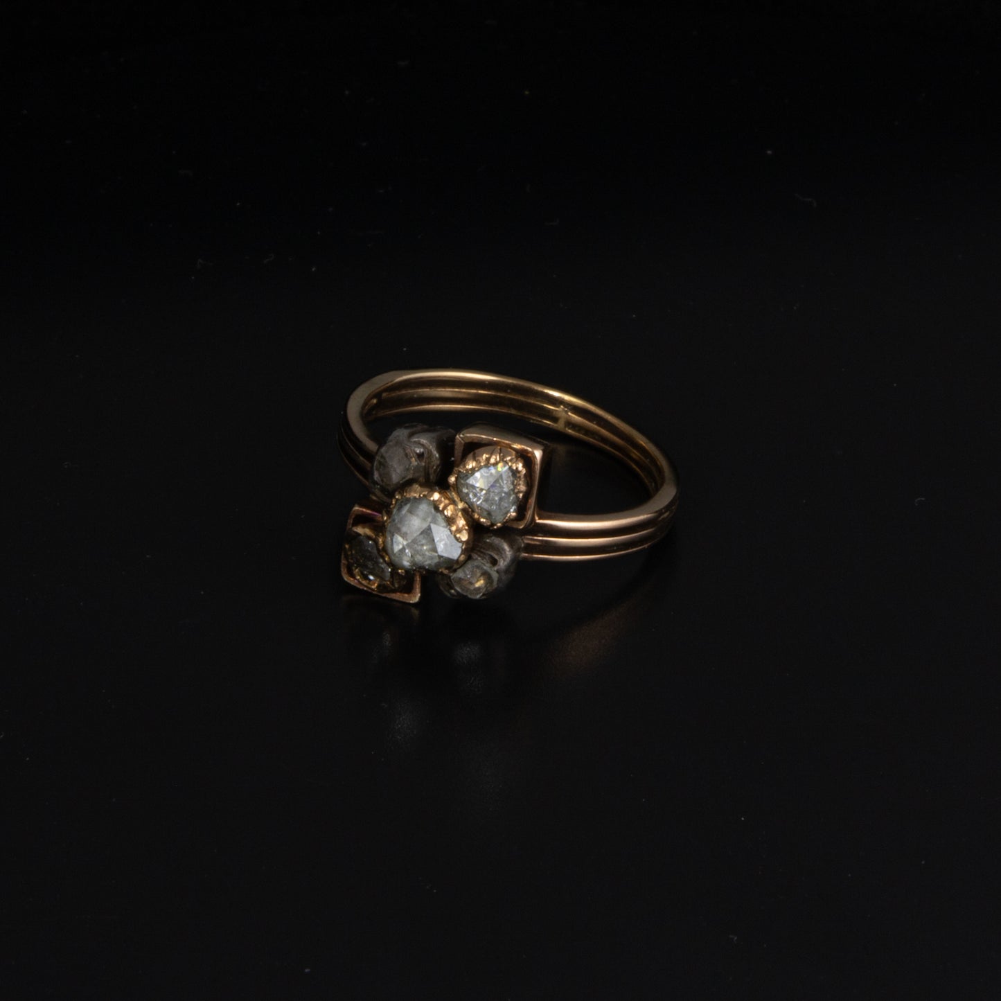 Anillo oro amarillo con diamantes talla mina, finales s. XIX.