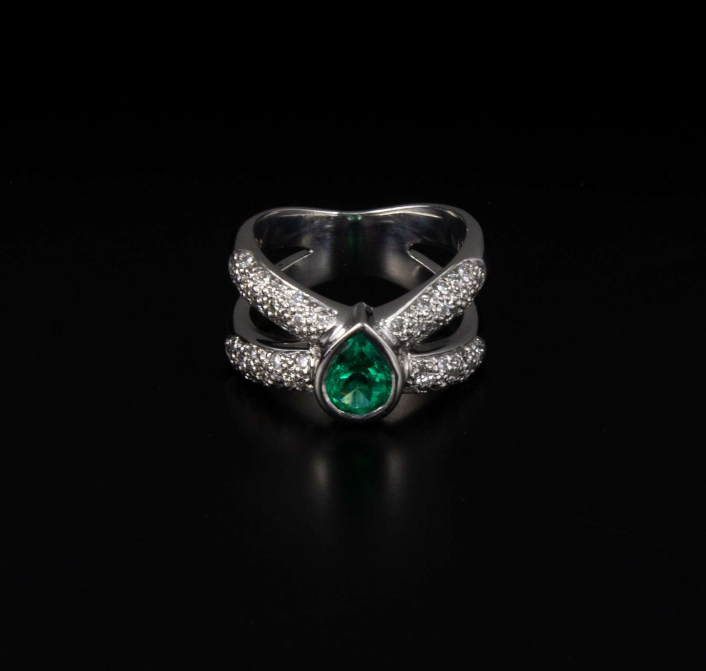 Sortija oro blanco, brillantes y esmeralda.