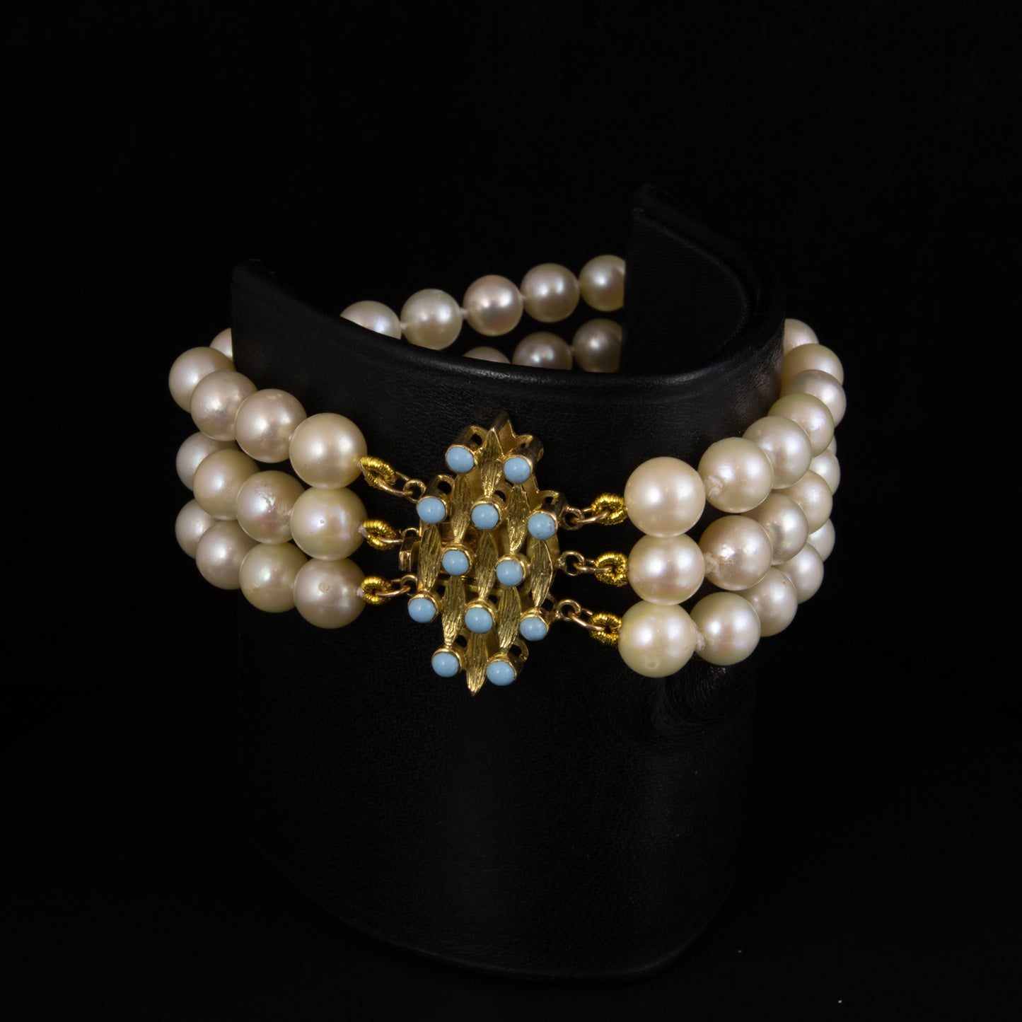 Pulsera con 3 hilos de perlas cultivadas y cierre en oro con turquesas.