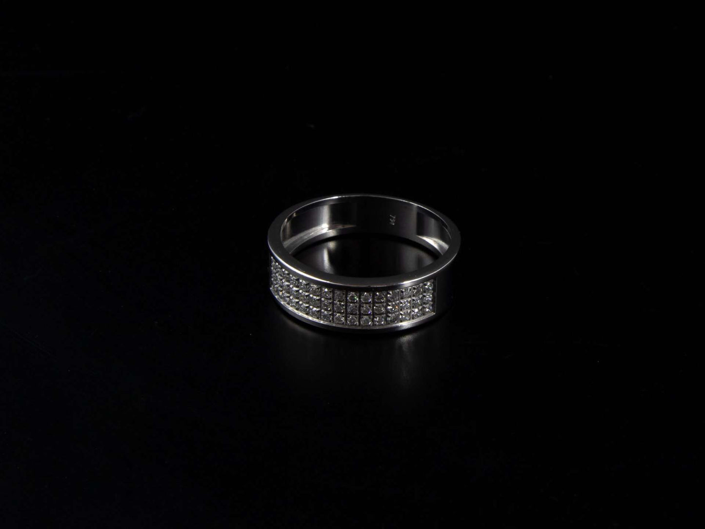 Alianza en oro blanco y pavé de diamantes.