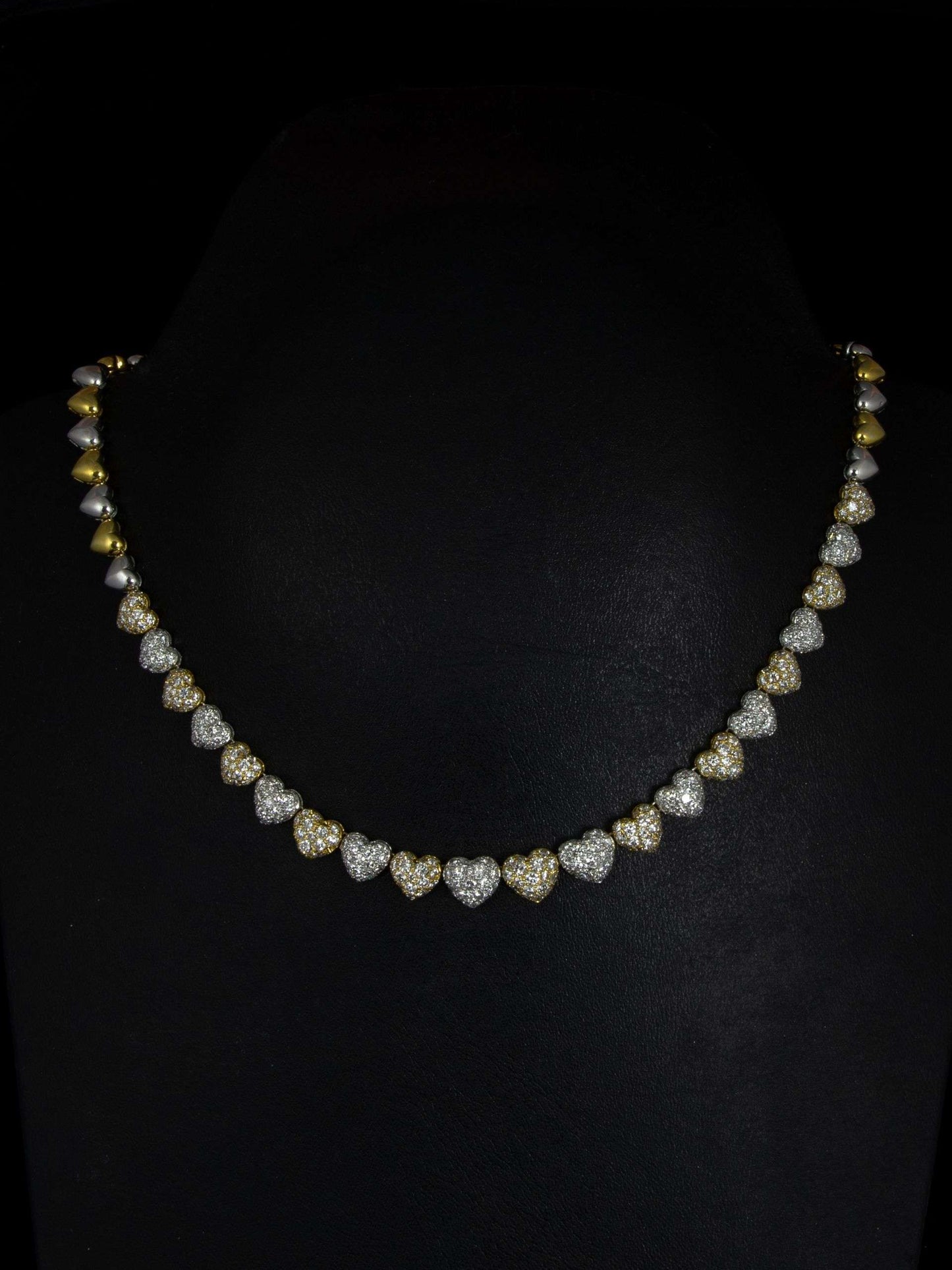 Gargantilla en oro amarillo y blanco compuesta por corazones en disminución full pavee en diamantes blancos talla brillante.