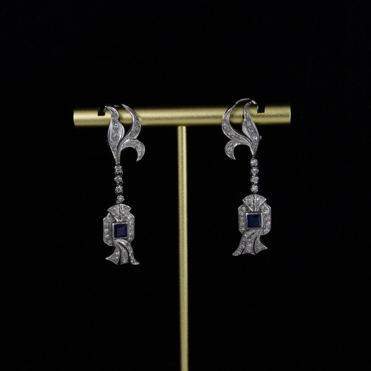 Pendiente en platino, diamantes y zafiros, estilo modernista.