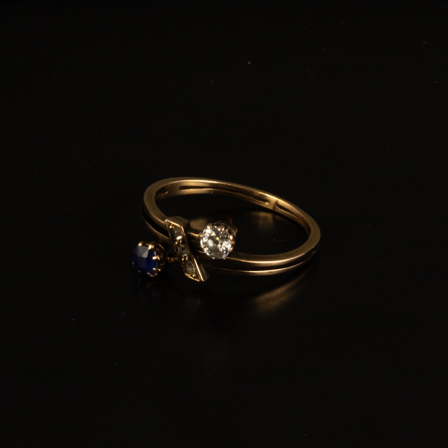 Anillo años 30, zafiro y diamante.