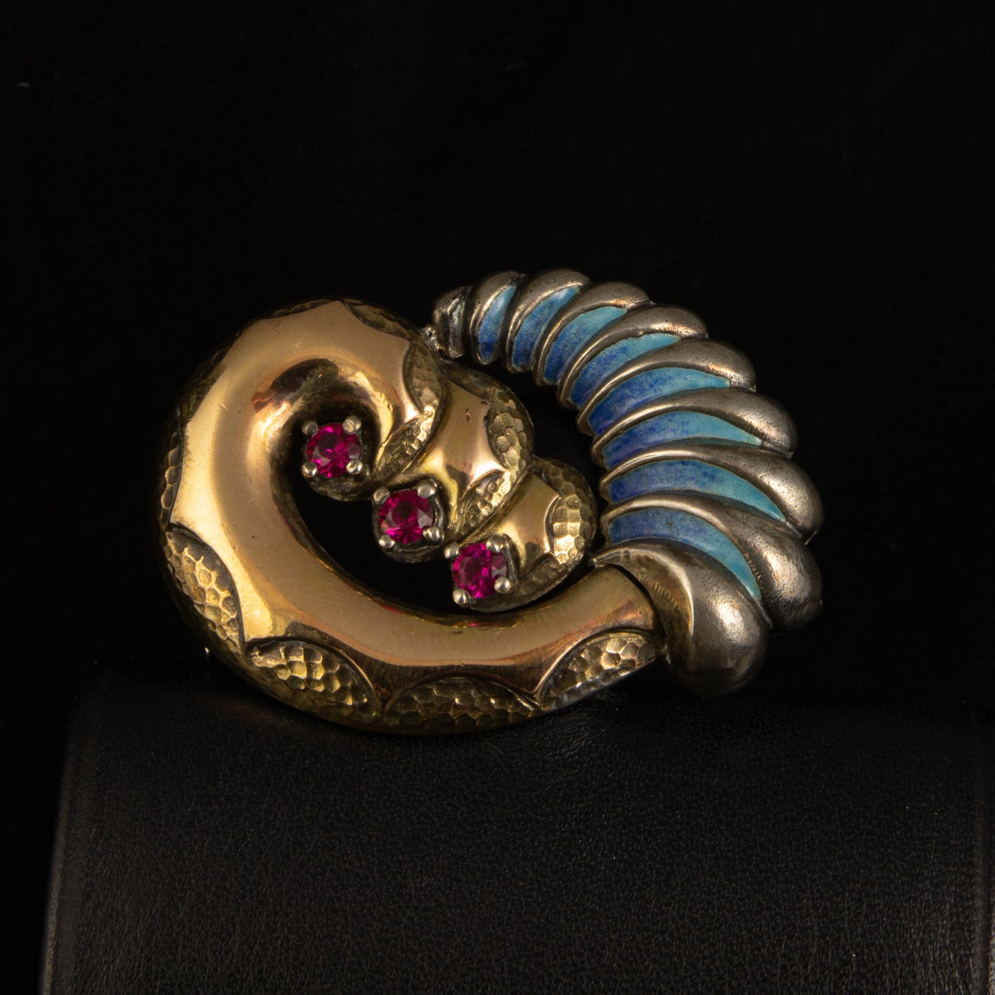Broche de plata, época modernista con láminas de oro.