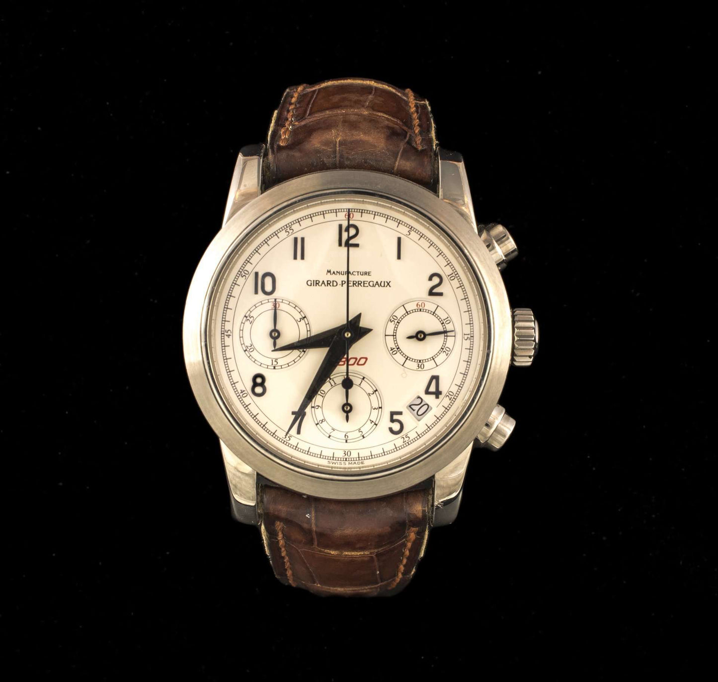 Reloj Girard Perregaux en acero, cronógrafo automático, correa de piel.