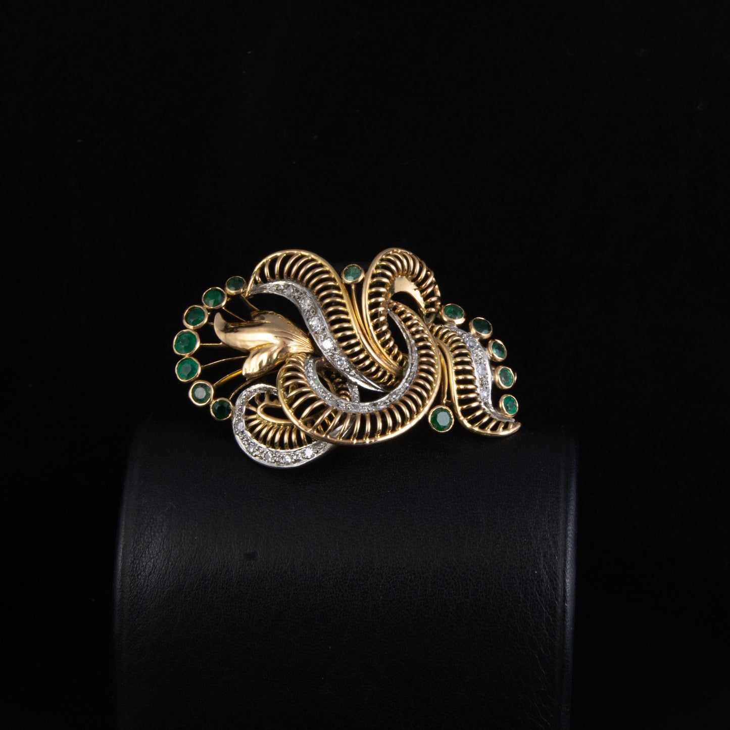 Broche en oro amarillo, esmeraldas, diamantes de los años 50.