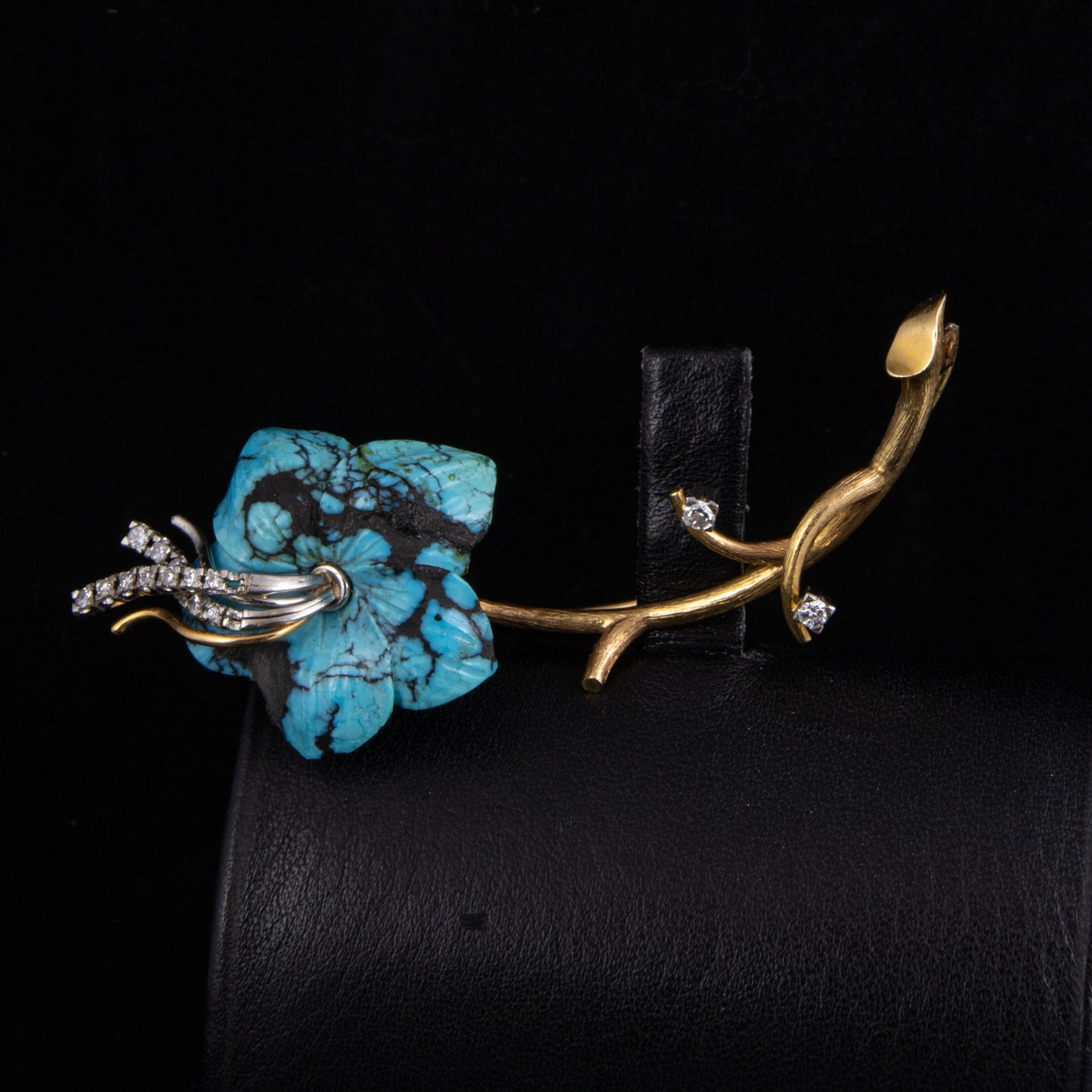 Broche en oro amarillo, turquesa matrix y brillantes.
