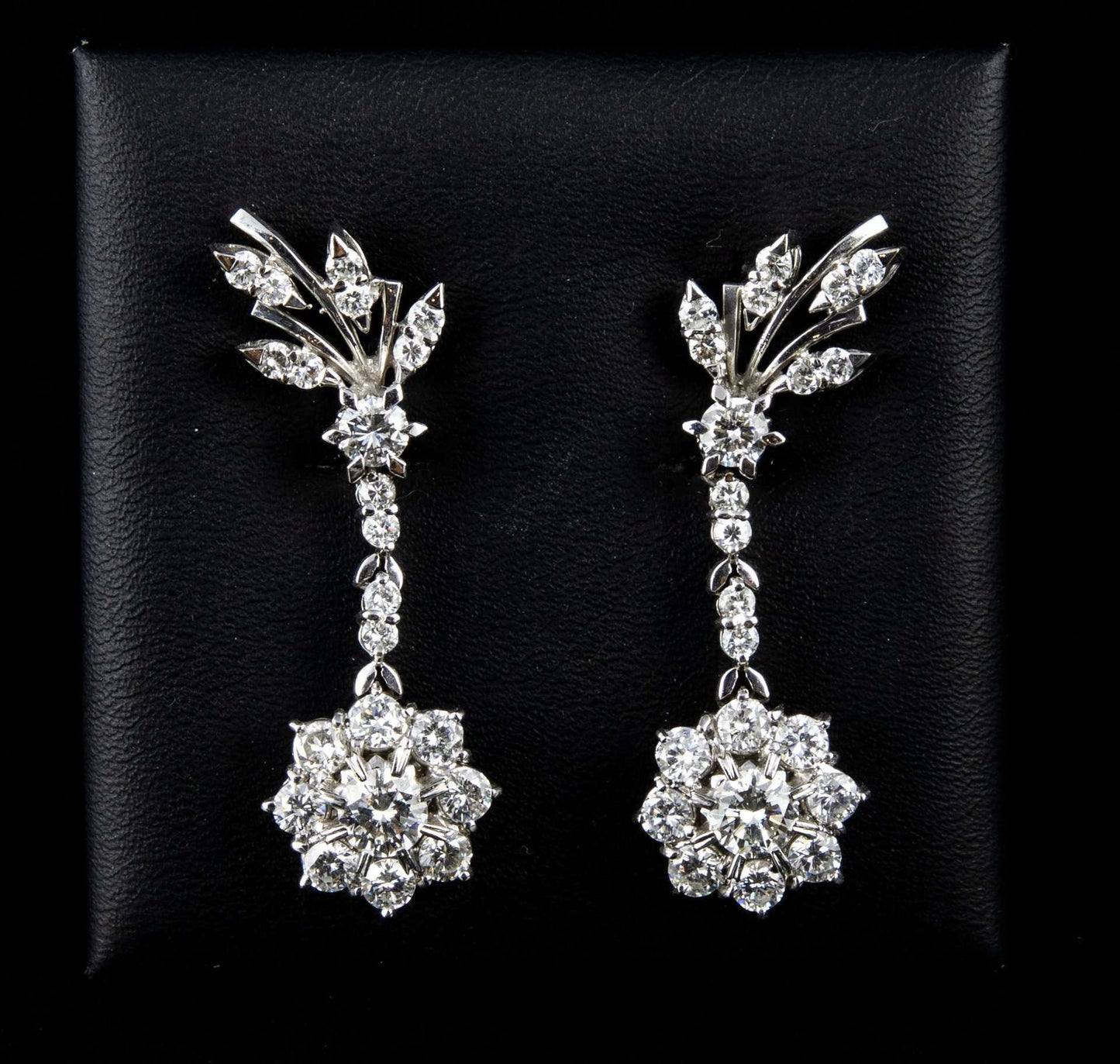 Pendientes largos con reston en oro blanco con 2 brillantes de 0,50 cts. 16 de 0,15 y el resto de 1,16 en total.