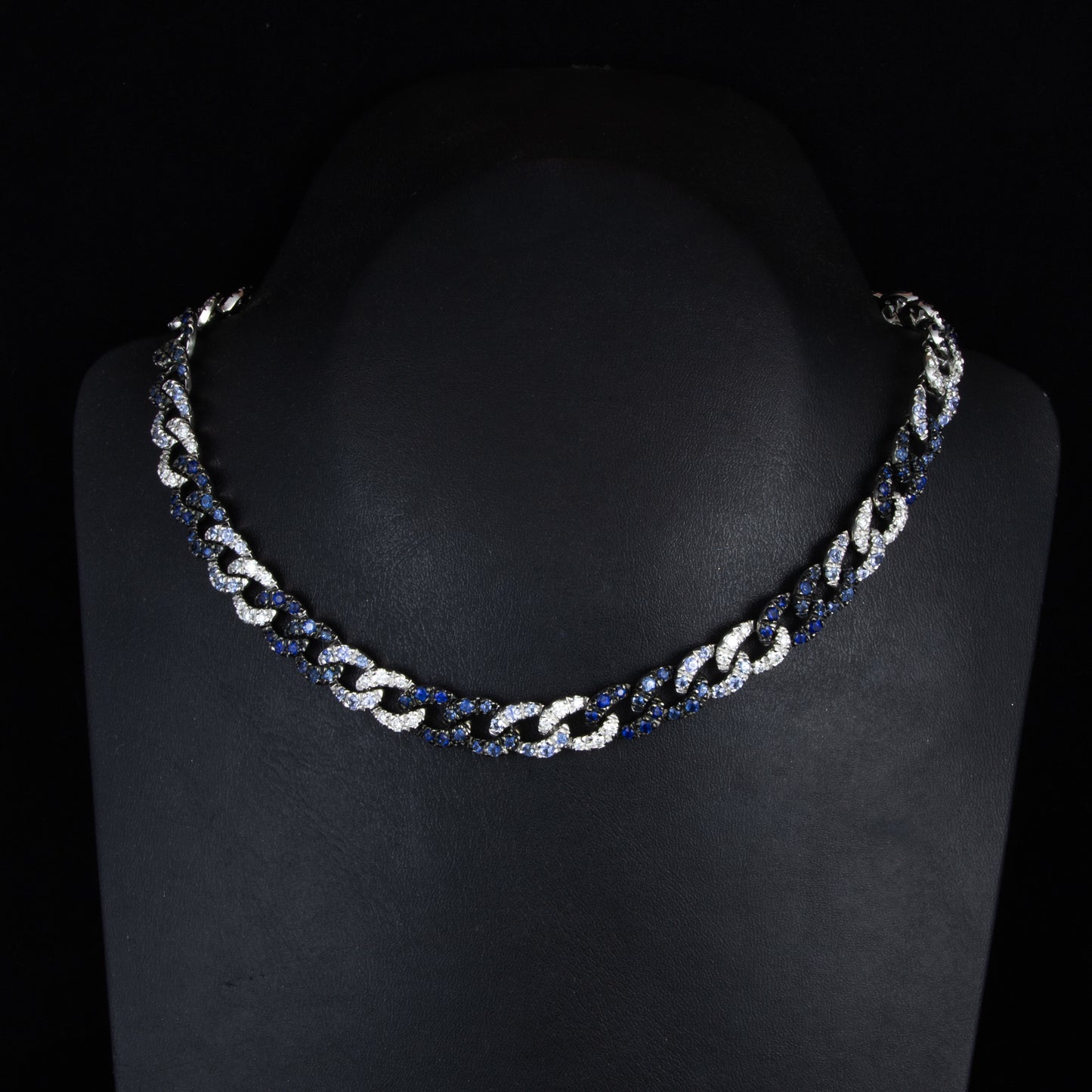 Collar de eslabones de la marca Vasari con zafiros y diamantes.