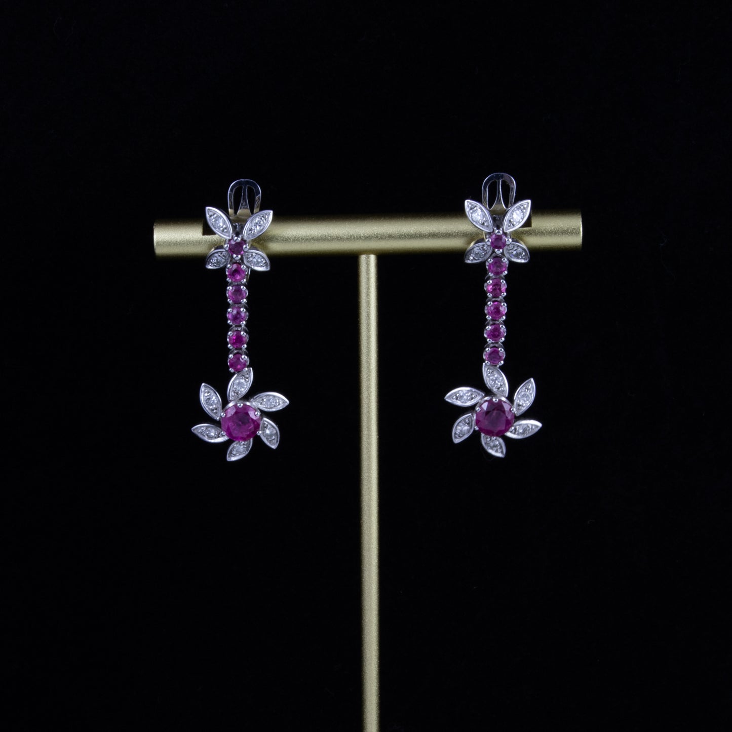 Pendientes en oro blanco, diamantes, rubís.