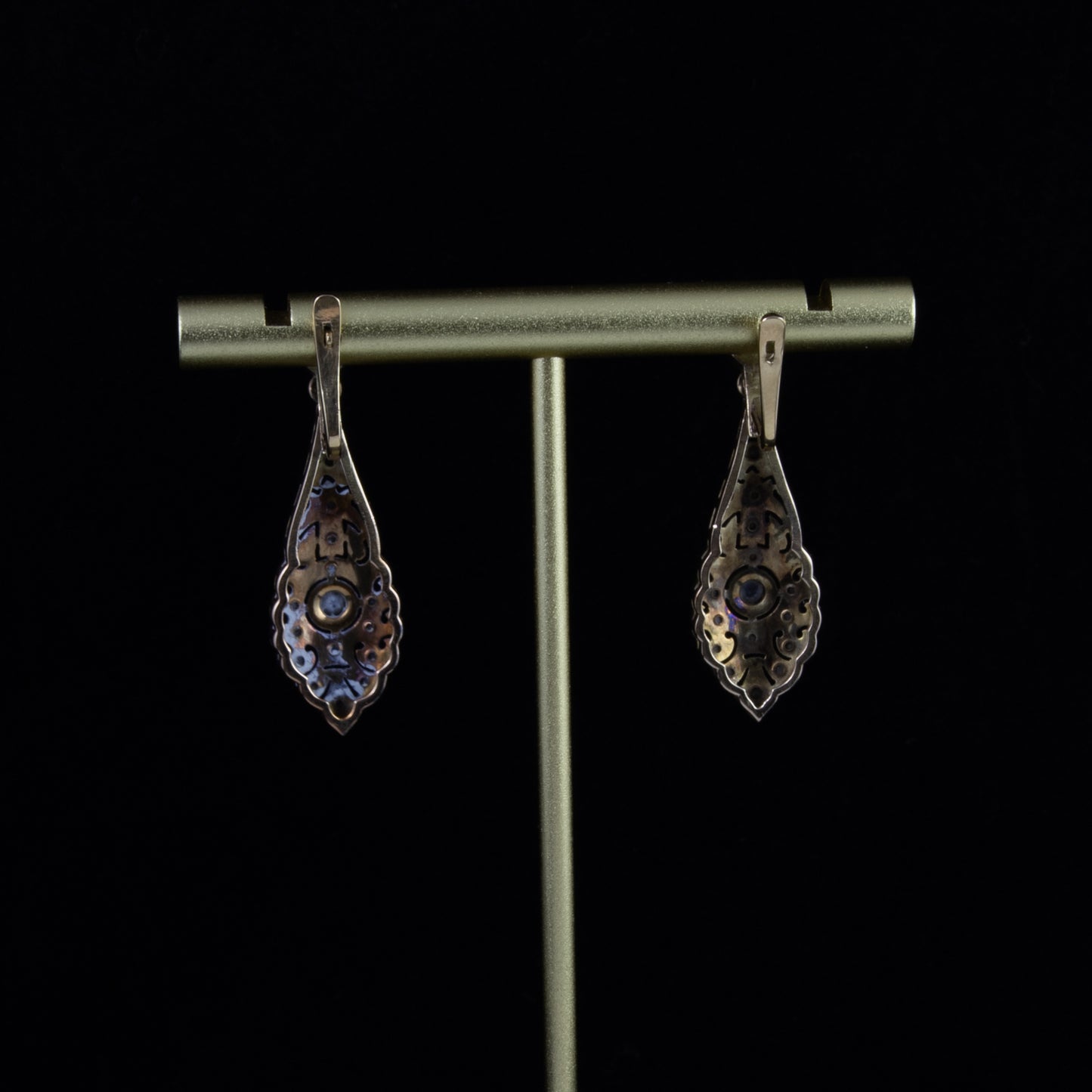 Pendientes en oro amarillo, platino, zafiros blancos y perlita, Art Deco.