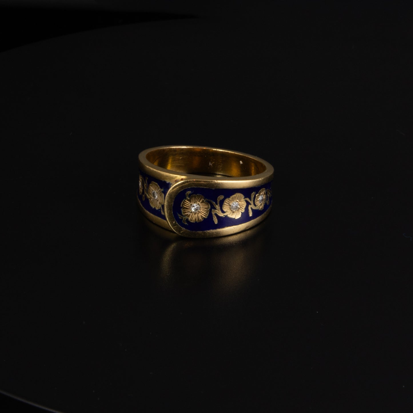 Anillo oro amarillo, esmalte y diamantes.