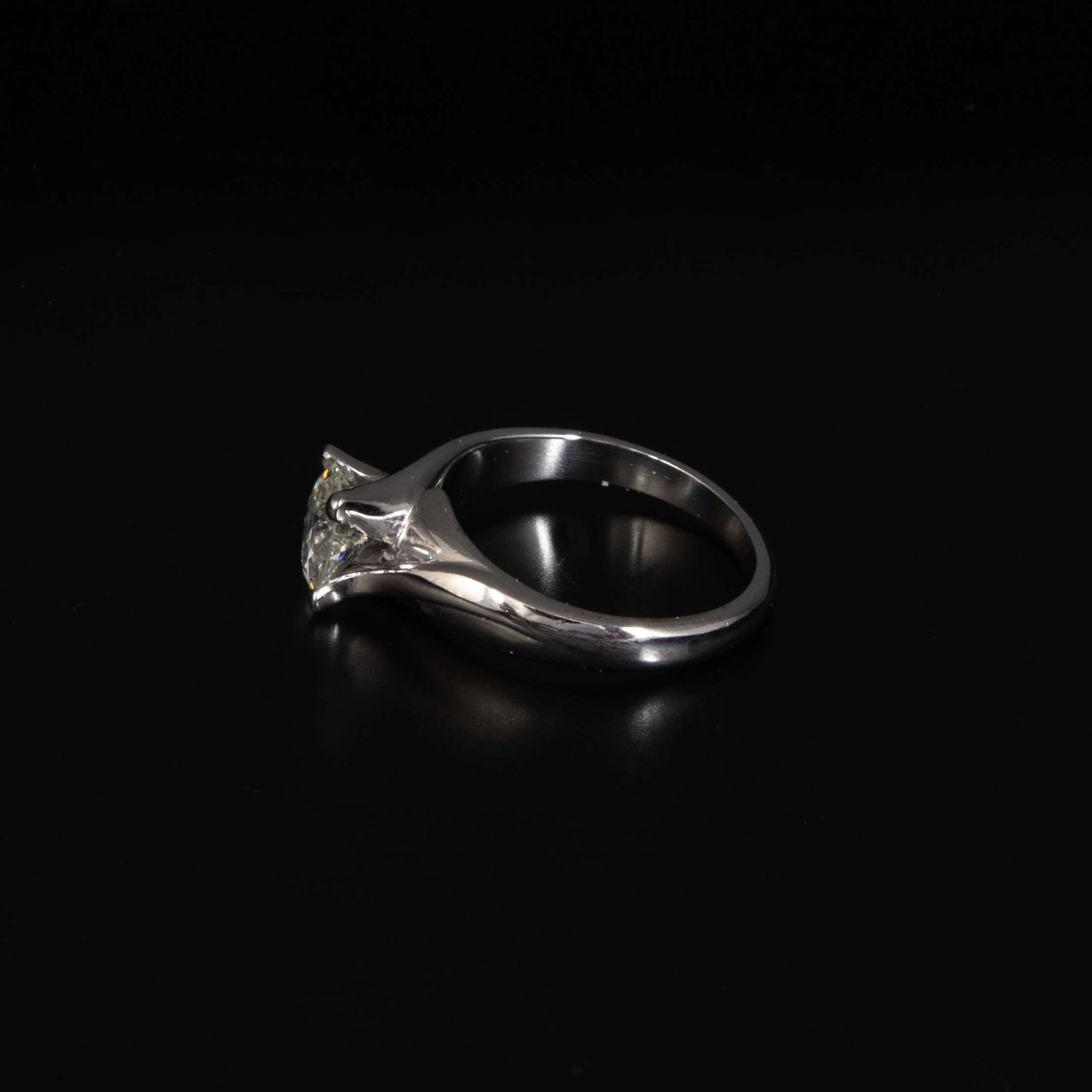 Anillo solitario en oro blanco con diamante de 1 ct. HVS2