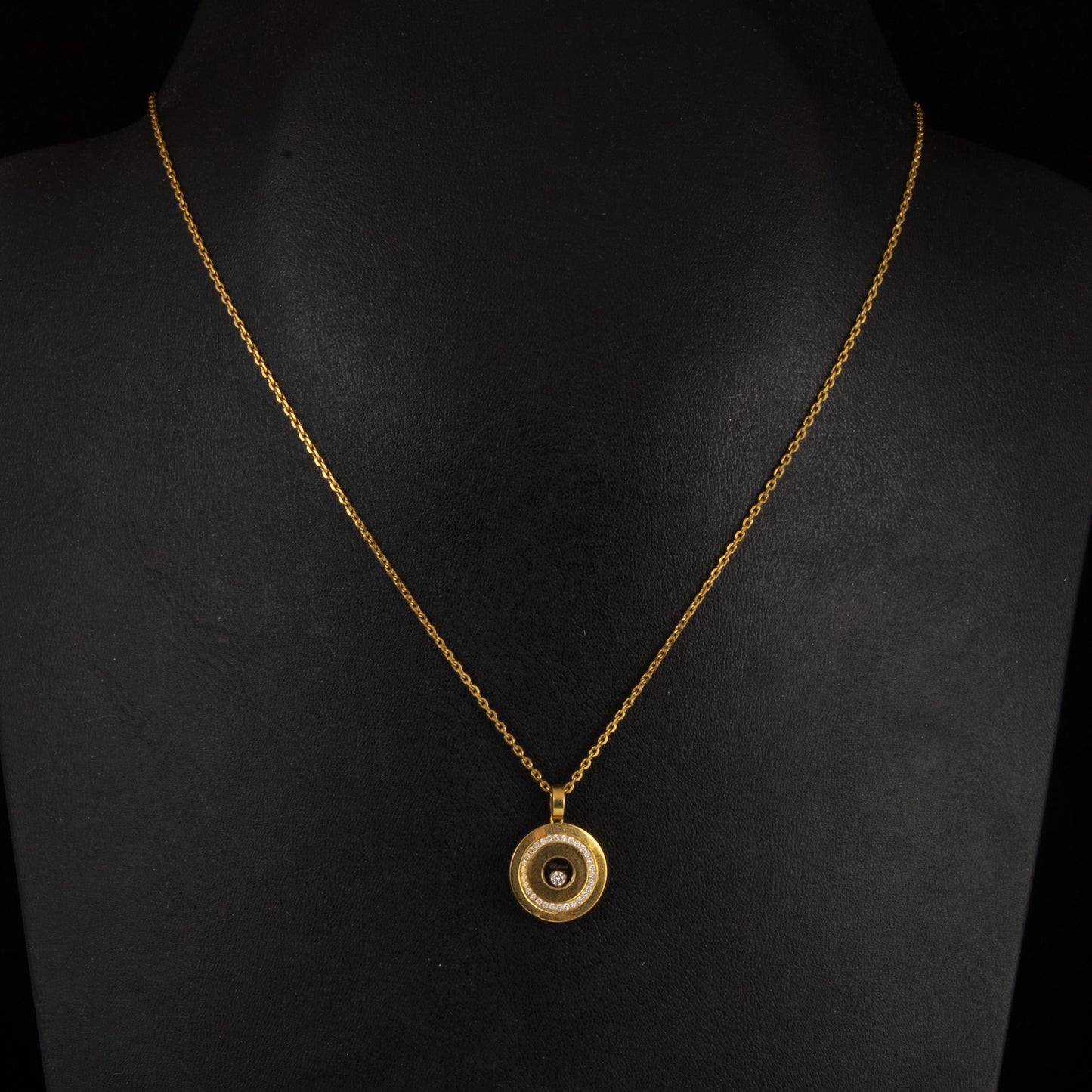 Colgante Happy Diamonds de la marca Chopard, corona diamantes con cadena.