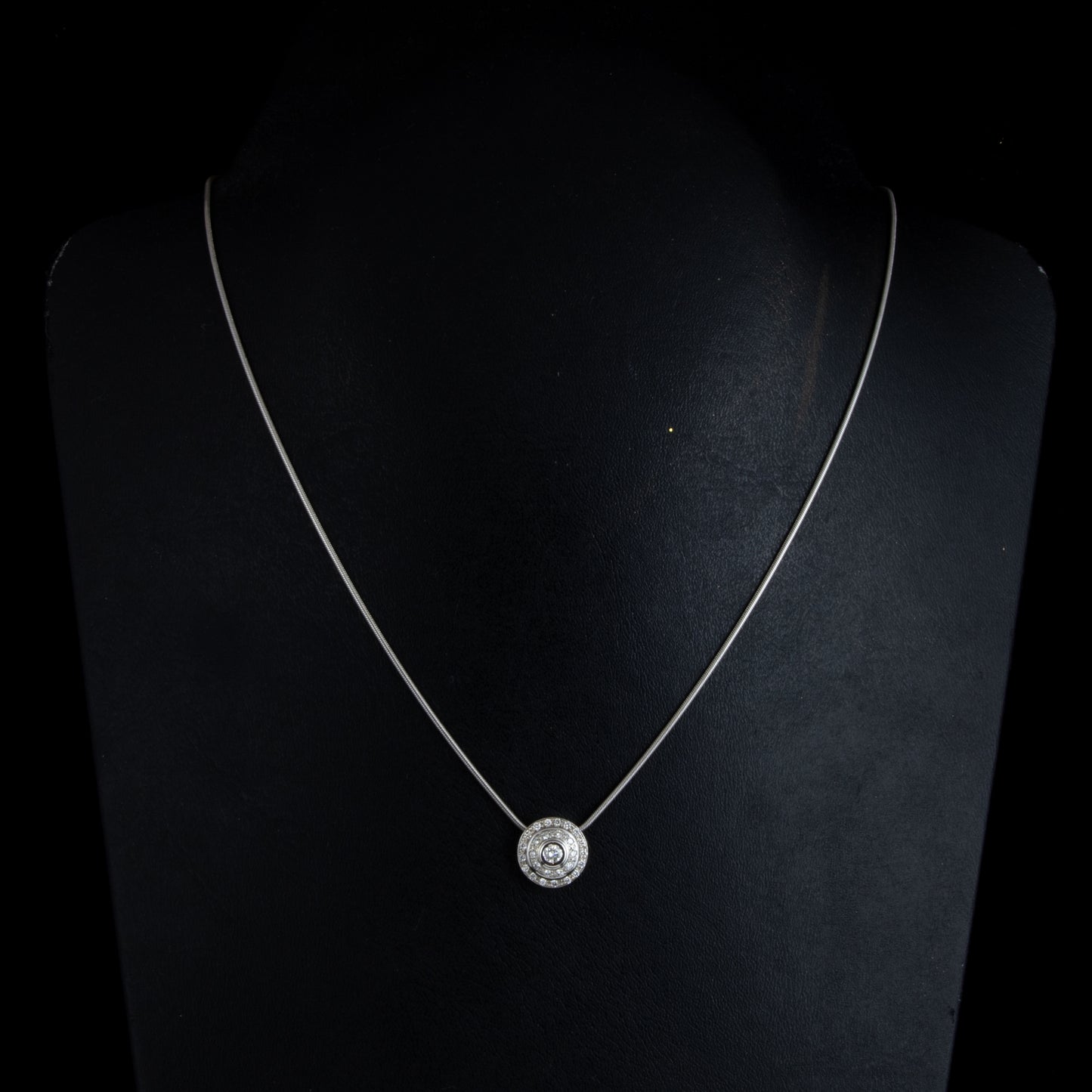 Cadena cola de raton en oro blanco, con colgante circular de diamantes.