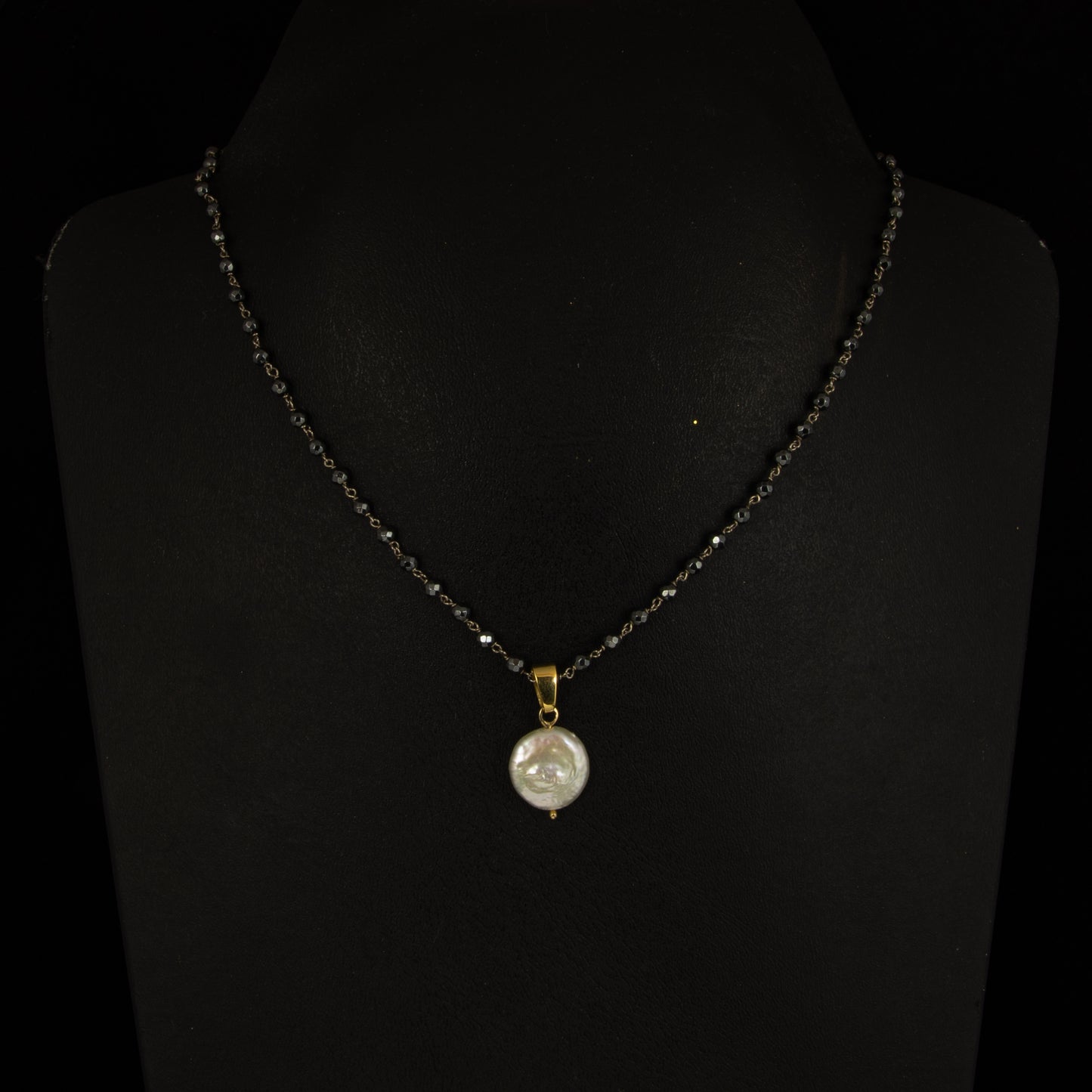 Collar oro blanco con espinelas negras colgante con piedra en oro amarillo.