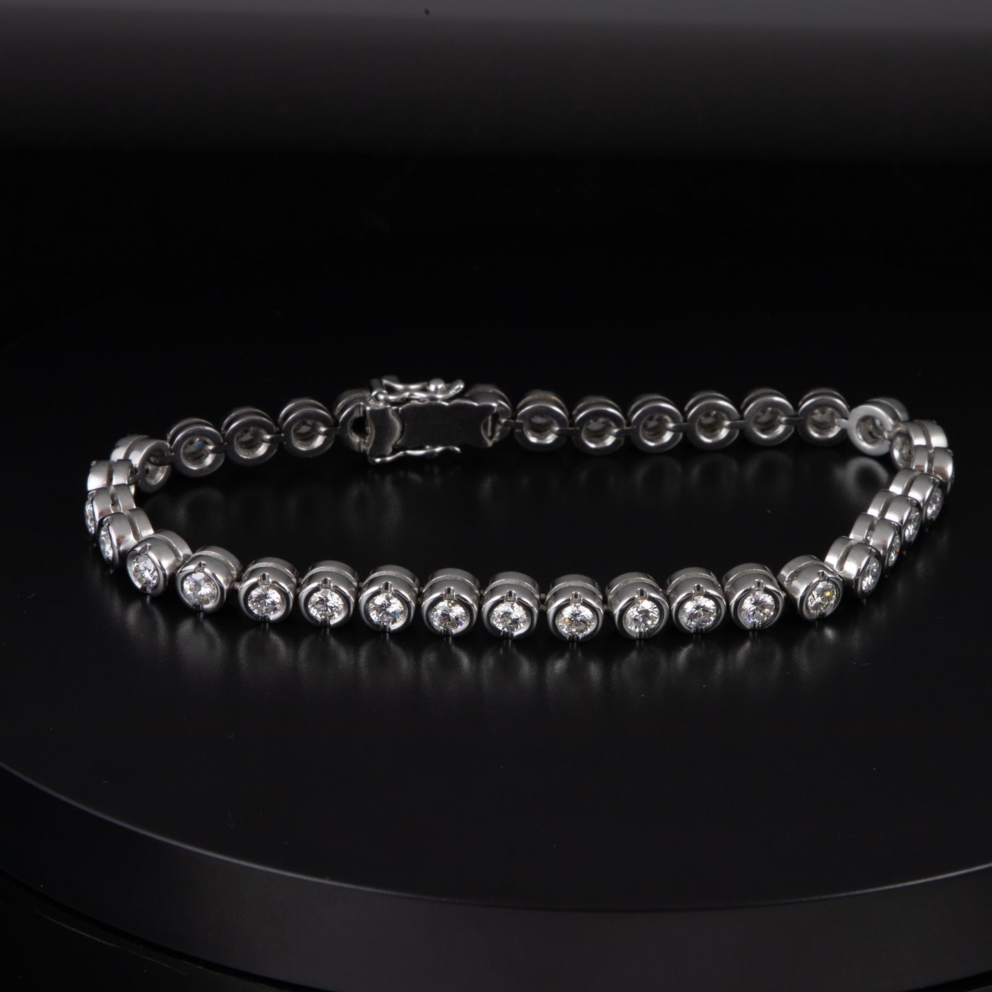 Riviere en oro blanco y diamantes 0,18 qts. x 35 con un total de 6,3 qts.