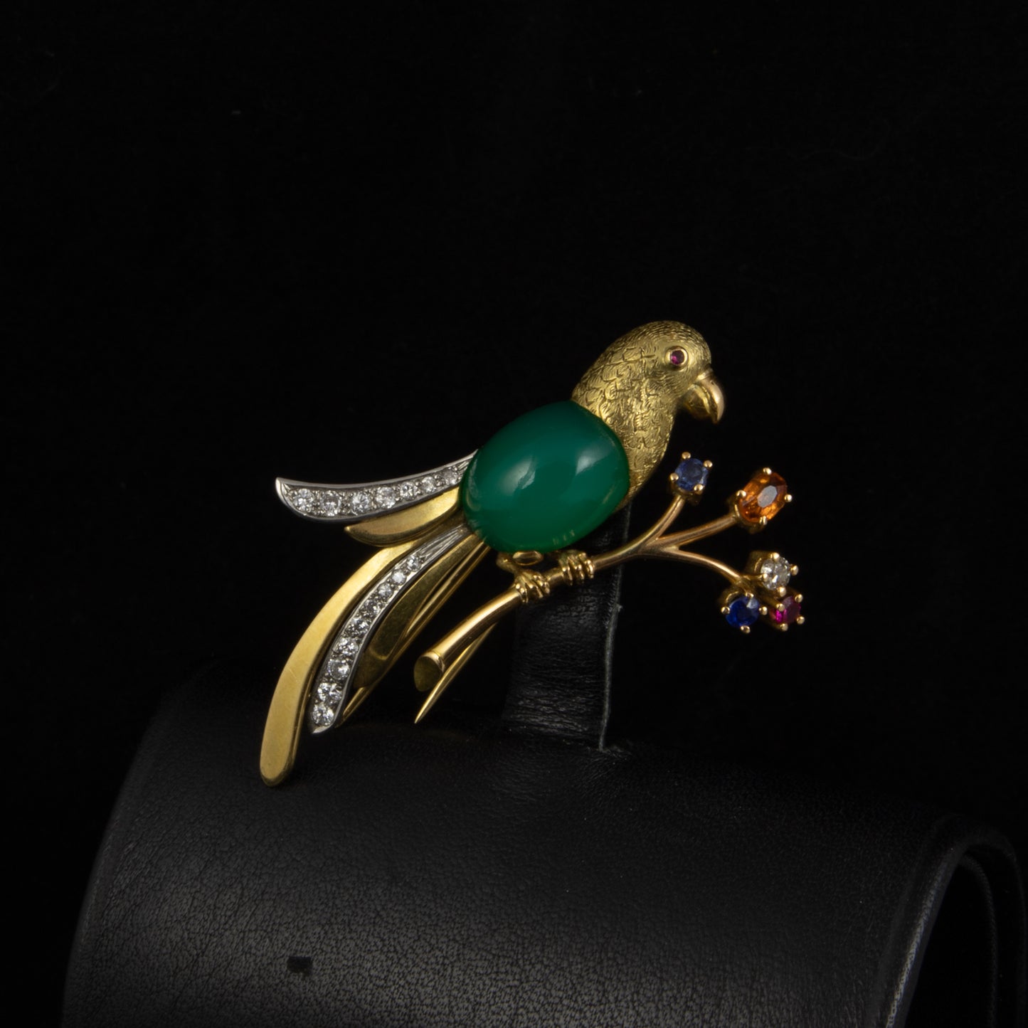 Broche oro, crisopacio y piedra color.