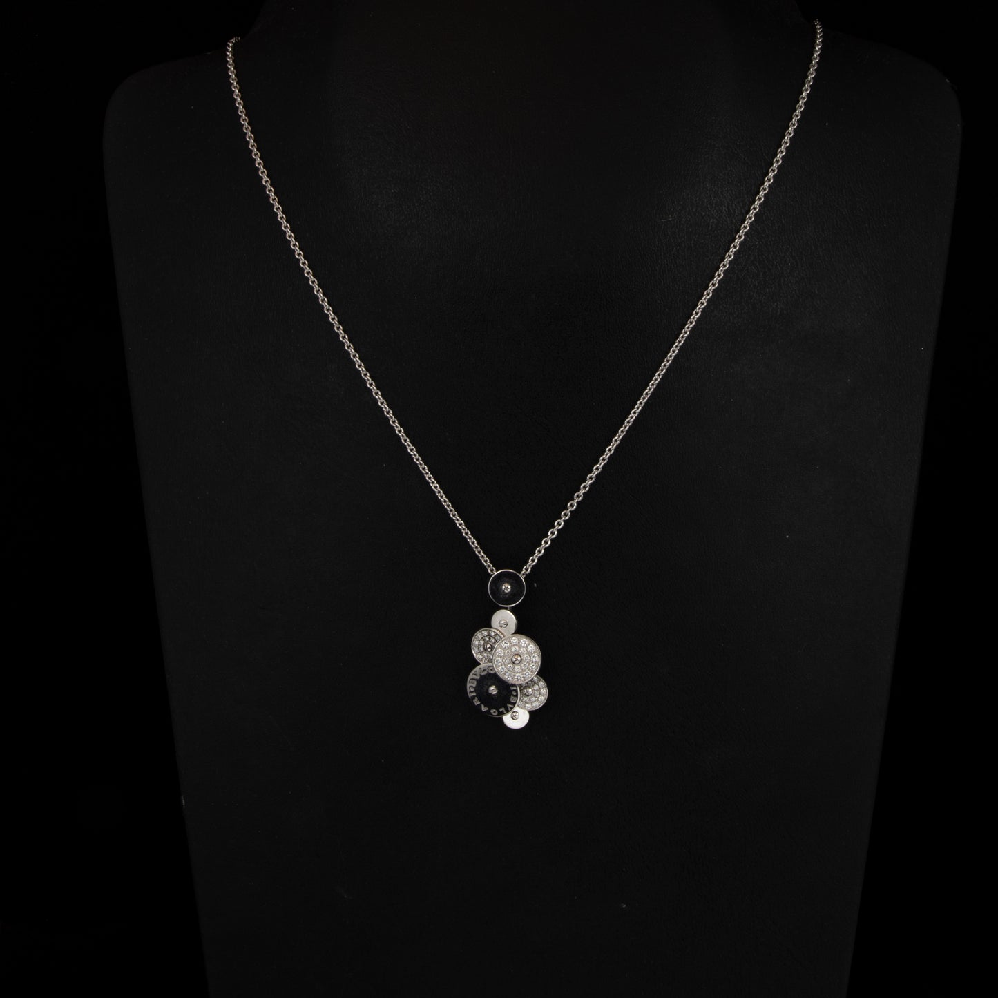 Colgante Bulgari en Oro Blanco 18K con Diamantes y Ónix