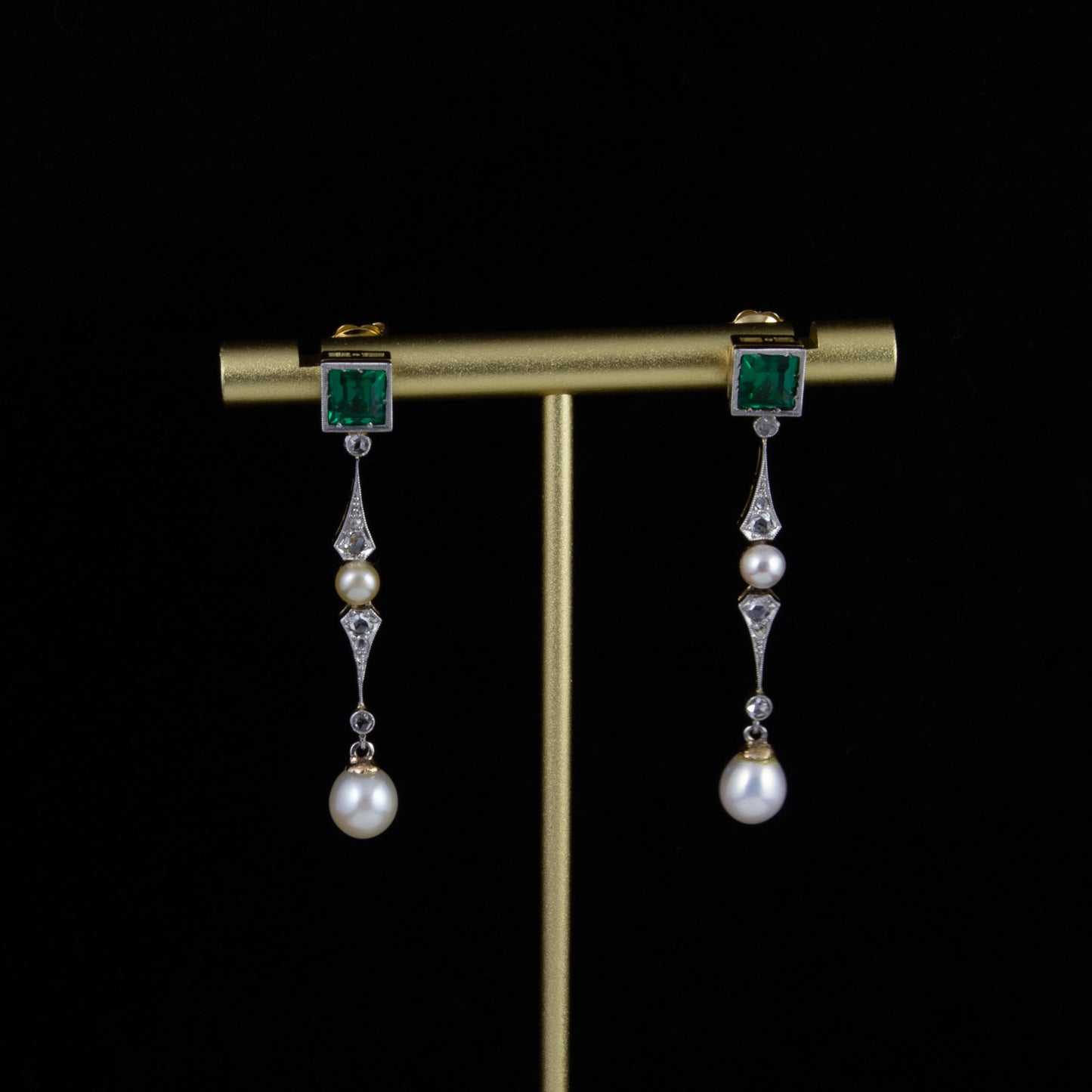 Pendientes en oro amarillo, platino, diamantes y perla fina.