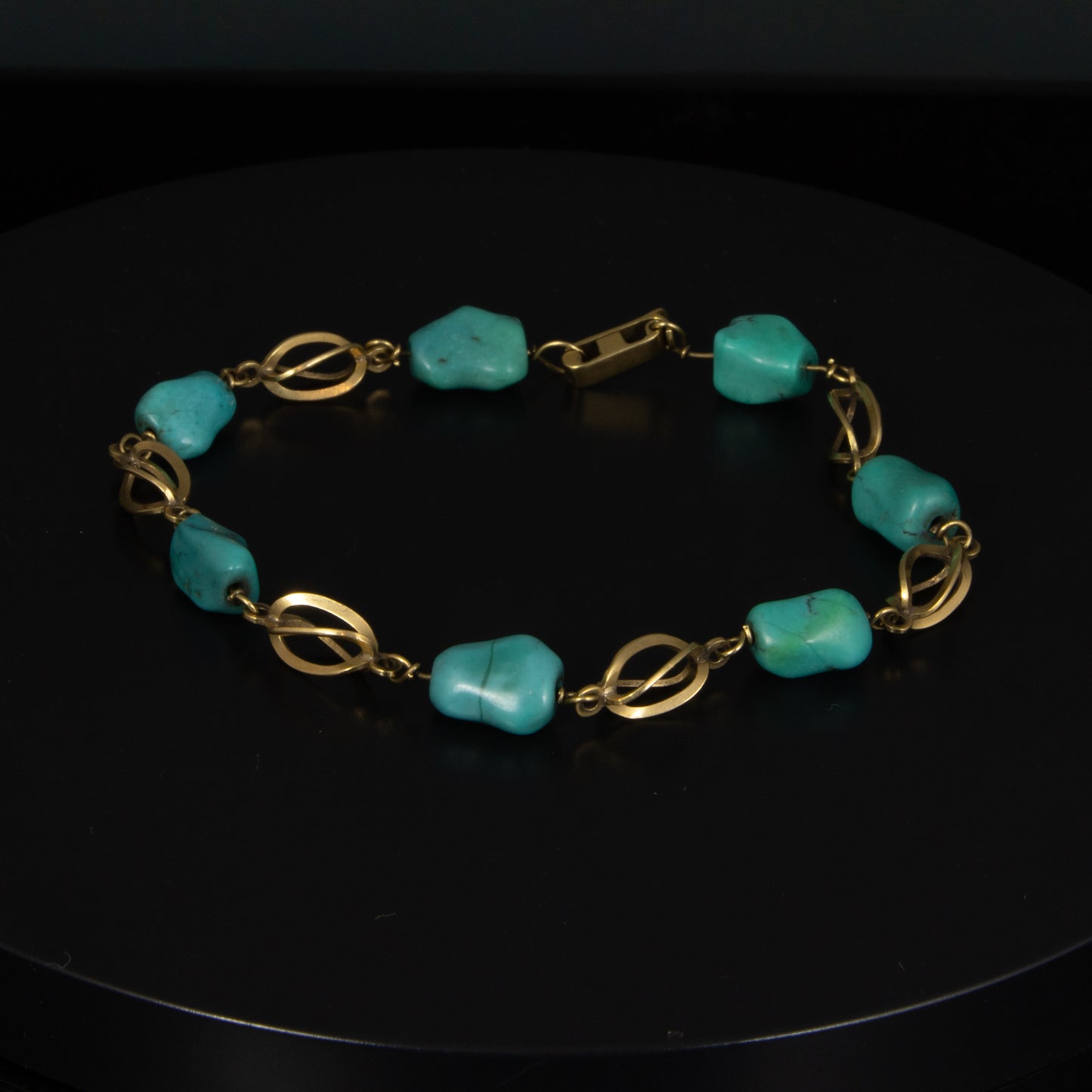 Pulsera en oro amarillo y turquesas.