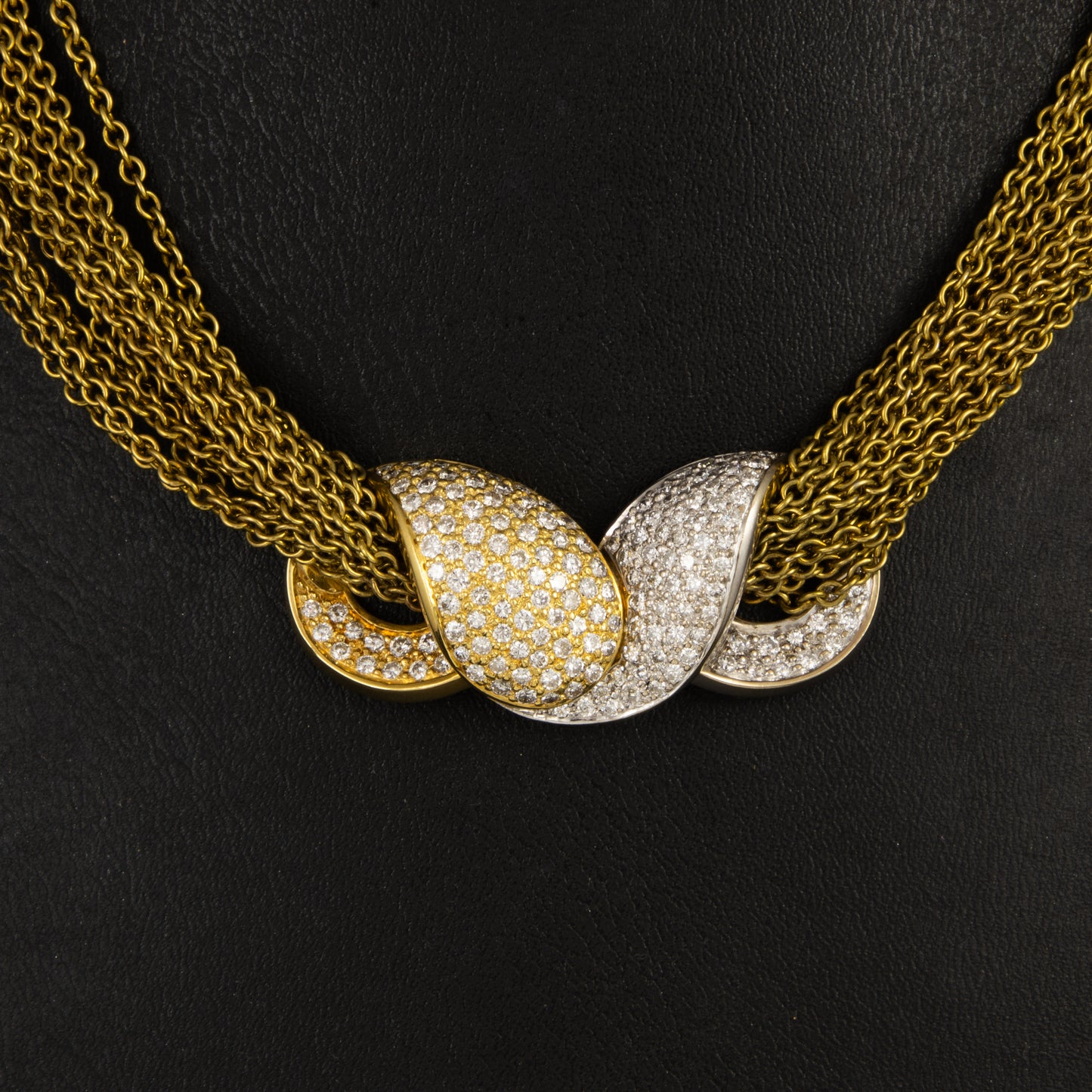 Collar estetica años 80 en oro amarillo con 16 cadenas y broche de diamantes.