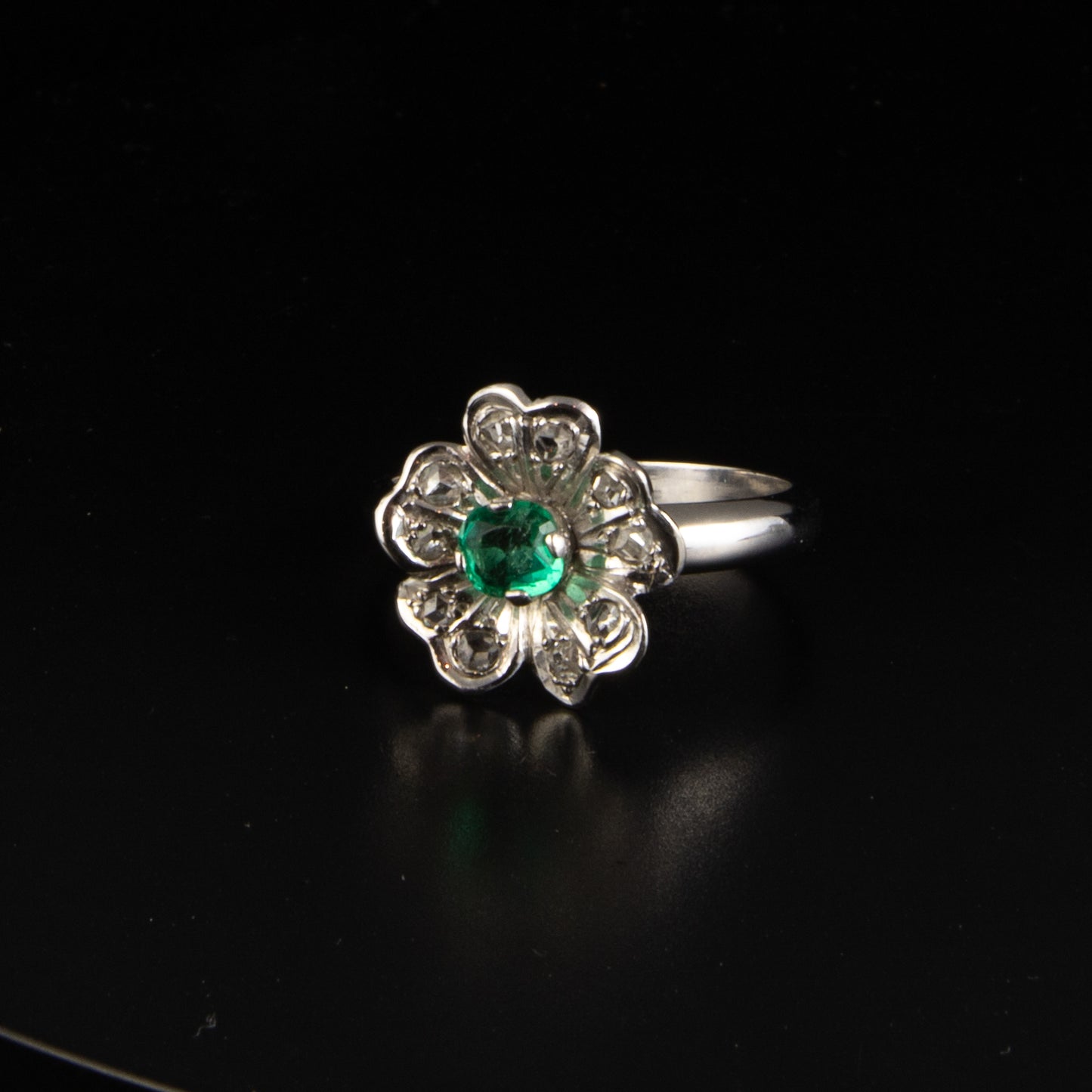 Anillo oro blanco flor con diamantes navette.