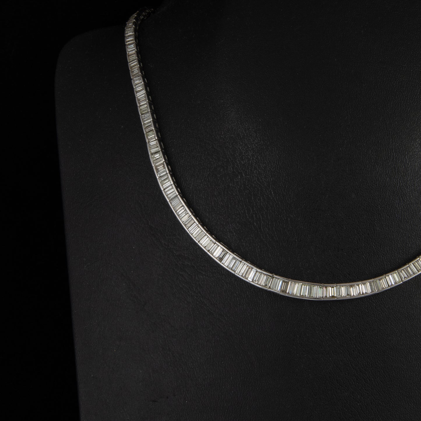 Gargantilla riviere con diamantes HVVC1 talla baguette 11,8 qts y oro blanco.