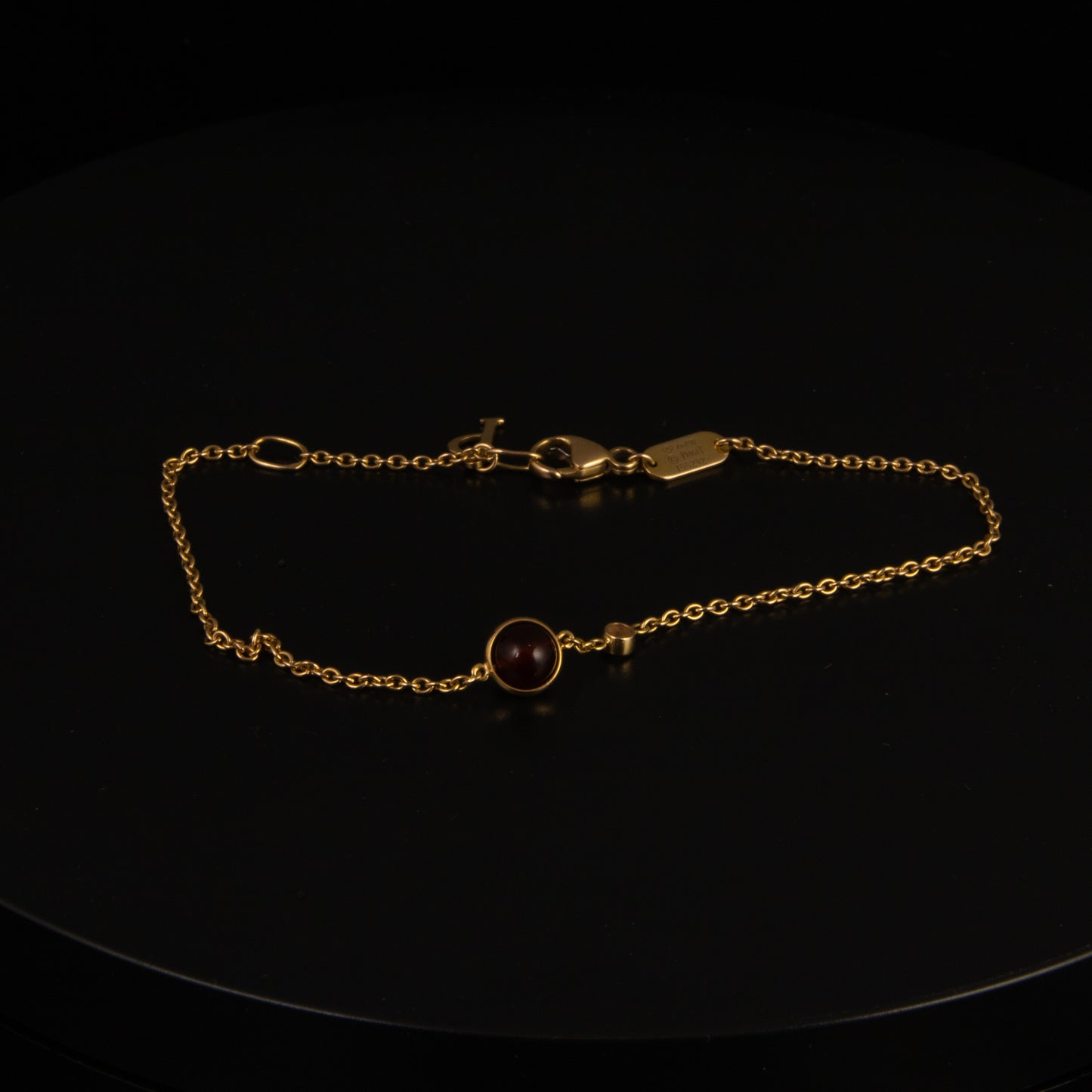 Pulsera Piaget en oro amarillo, esfera de granate y diamante en boca.