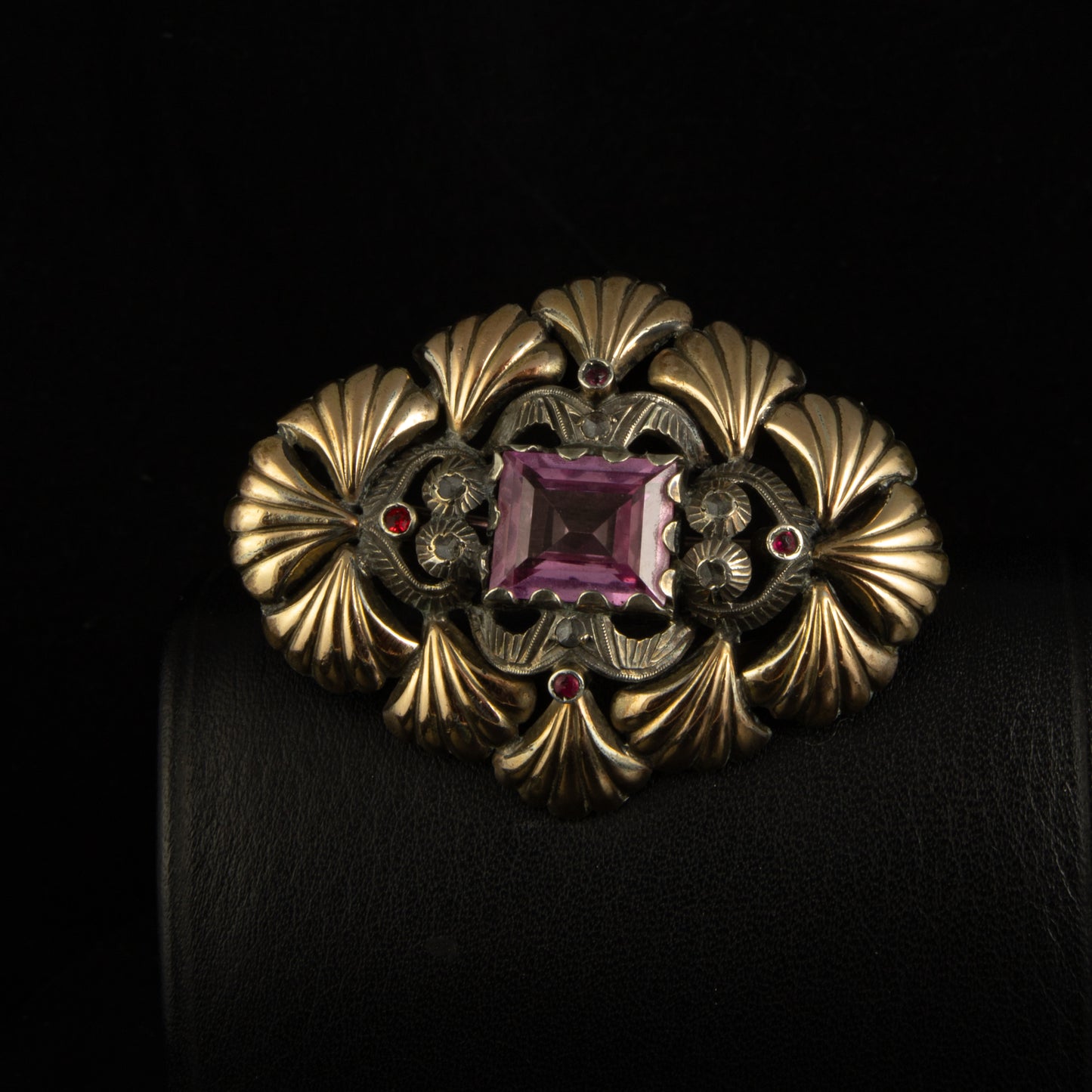 Broche de plata, época modernista con láminas de oro.