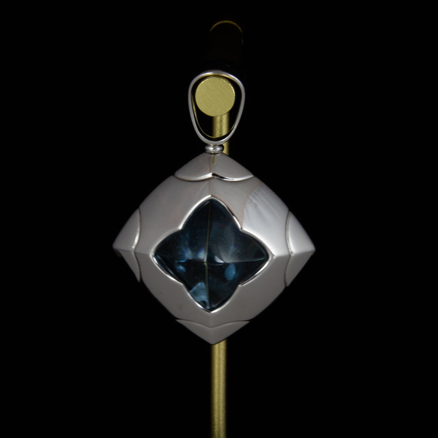 Colgante Bulgari años 90, oro blanco con topacio azul, tamaño 2,5cm x 2,5cm.