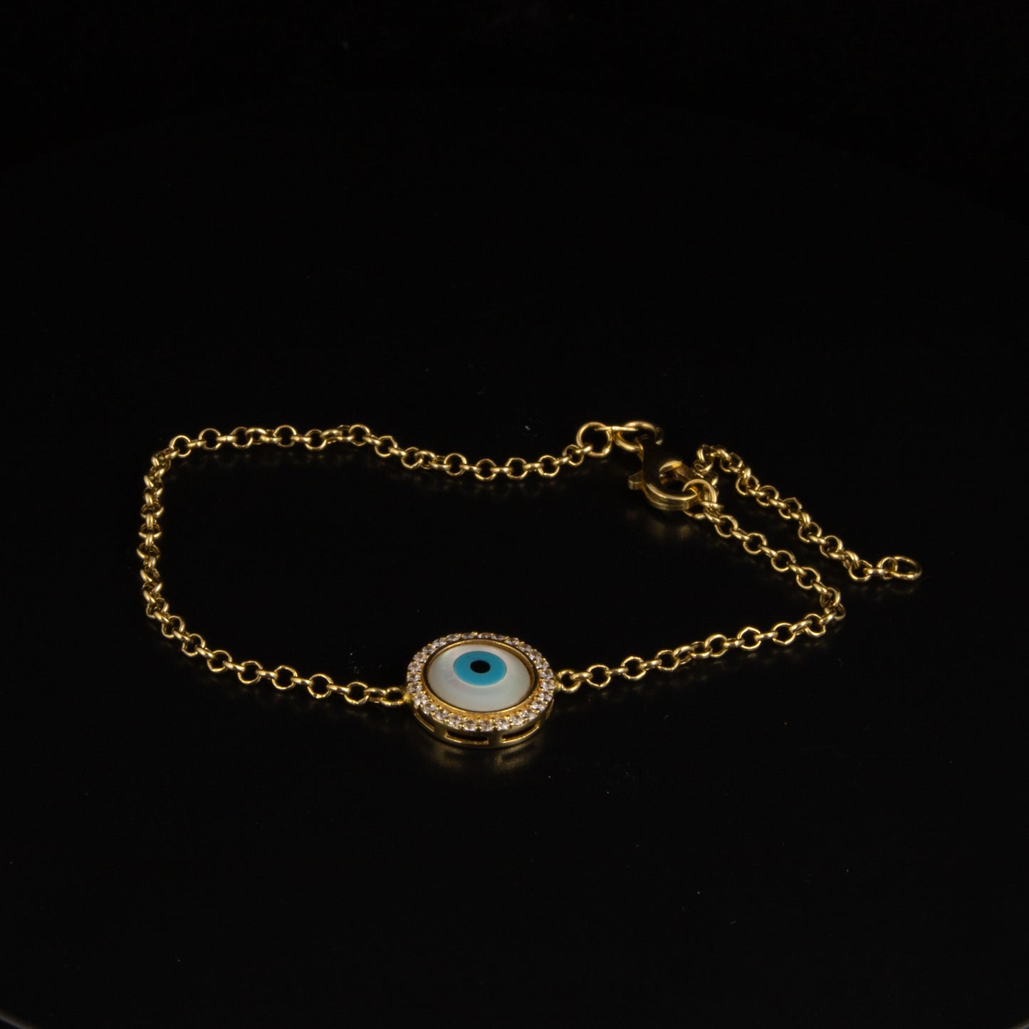 Pulsera en oro amarillo con ojo turco, diamantes y madre perla.