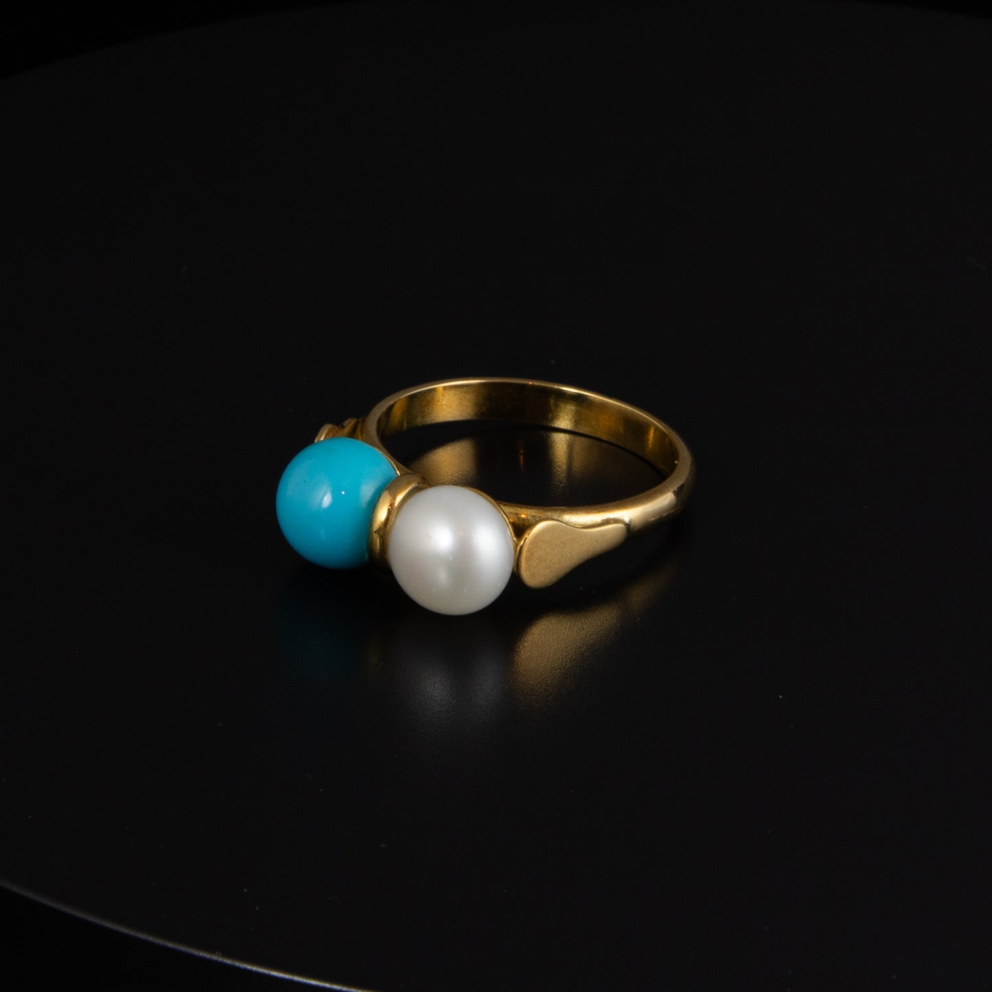 Anillo oro amarillo perla y turquesa.