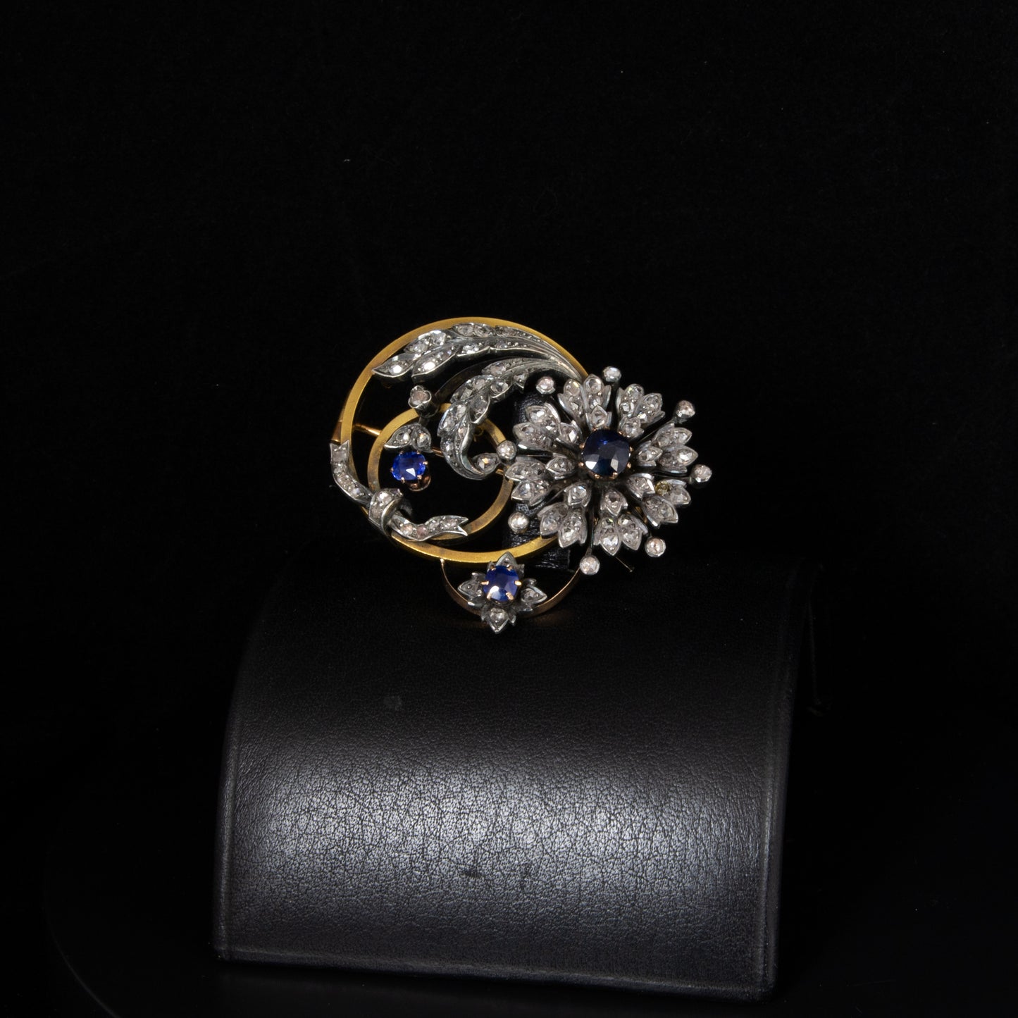 Broches finales siglo XIX, oro amarillo, plata, zafiro y diamantes.