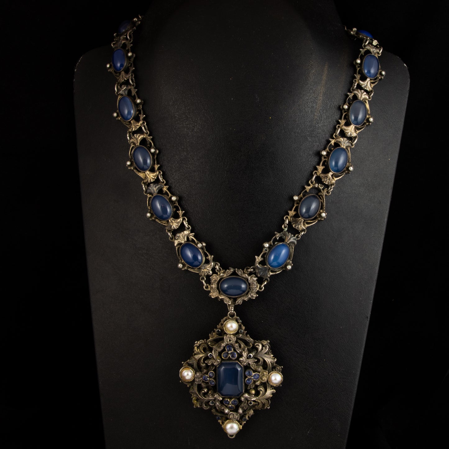 Collar epoca 1890 de plata con ágatas azules con broche desmontable Astrohungaro.