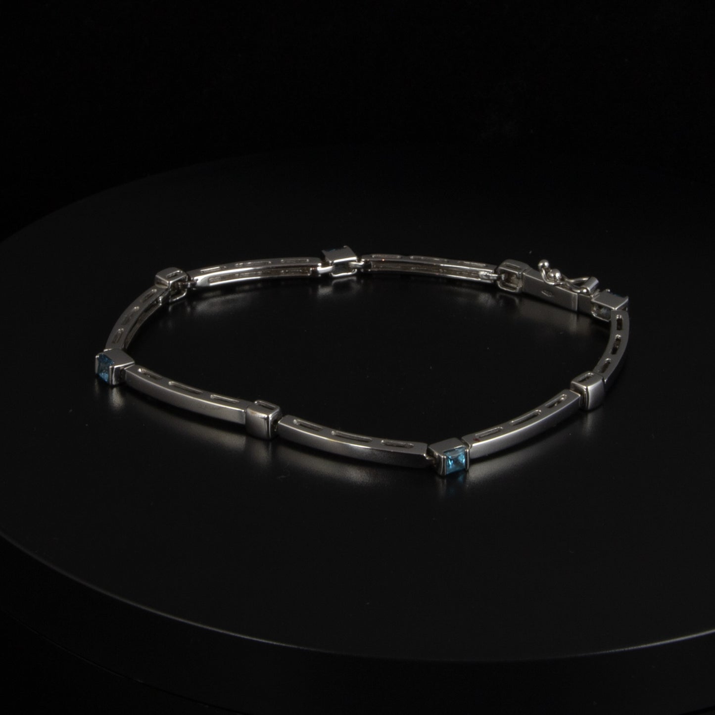 Pulsera en oro blanco con topacios semirigida.