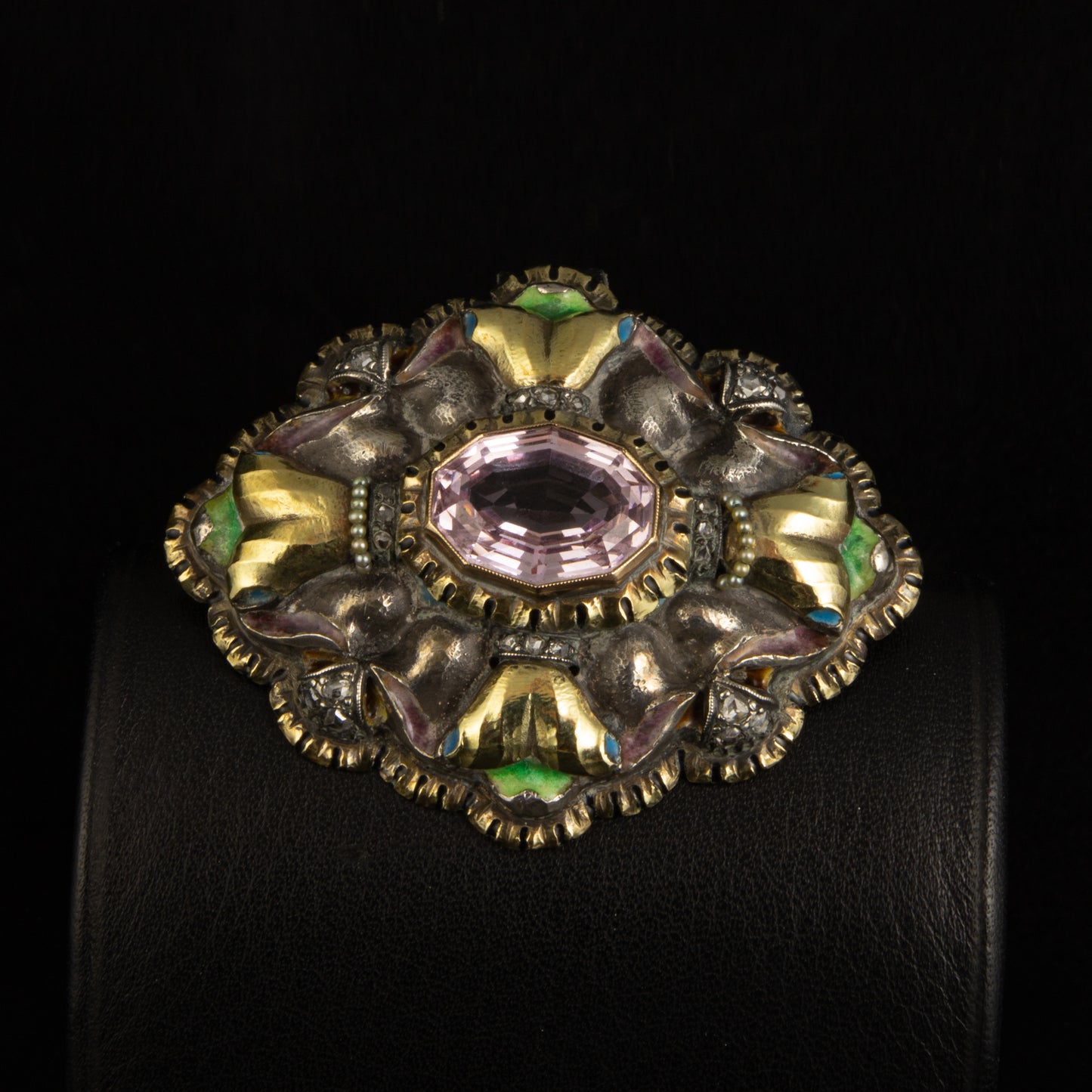 Broche de plata, época modernista con láminas de oro.
