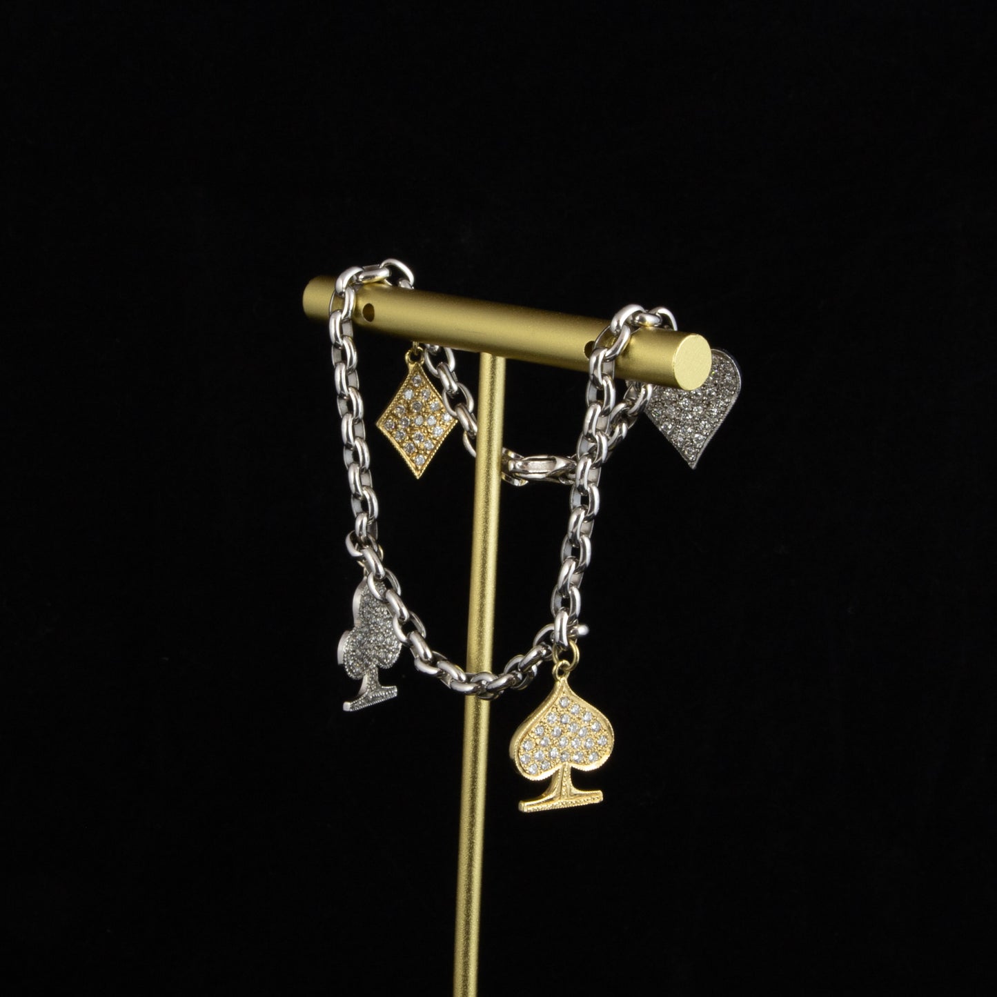 Pulsera en oro blanco de 14kt. con charms de baraja francesa con diamantes.