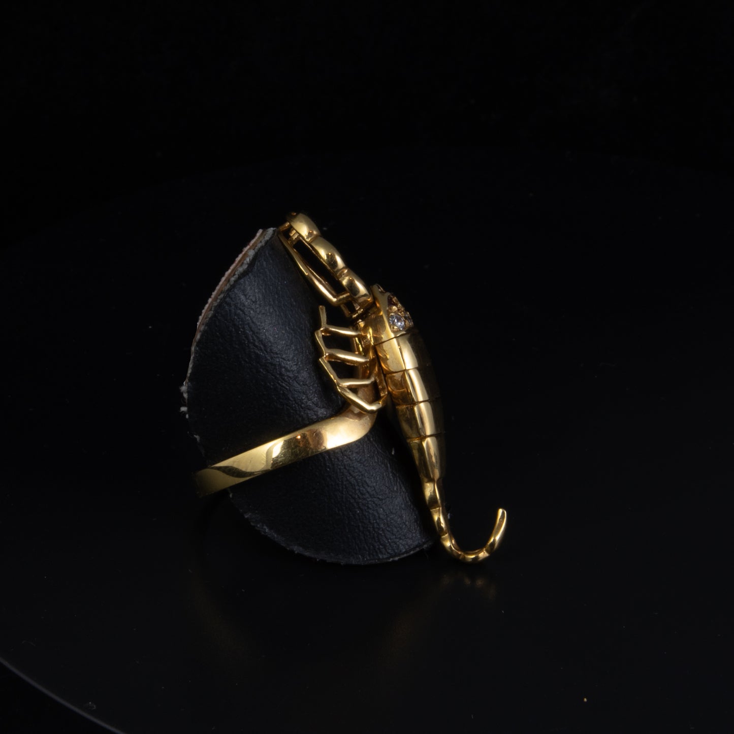 Anillo escorpión rubí y diamante.