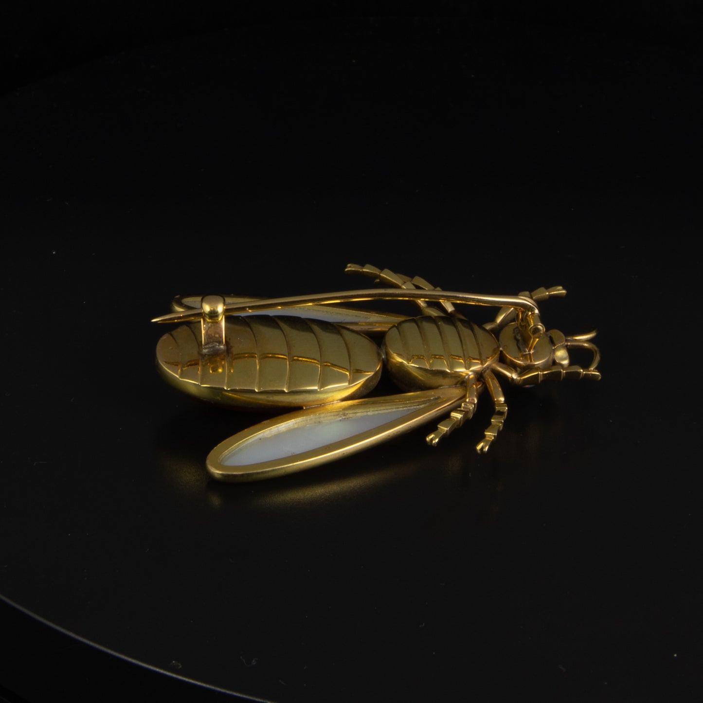 Broche con forma de mosca, nacar y ágata.